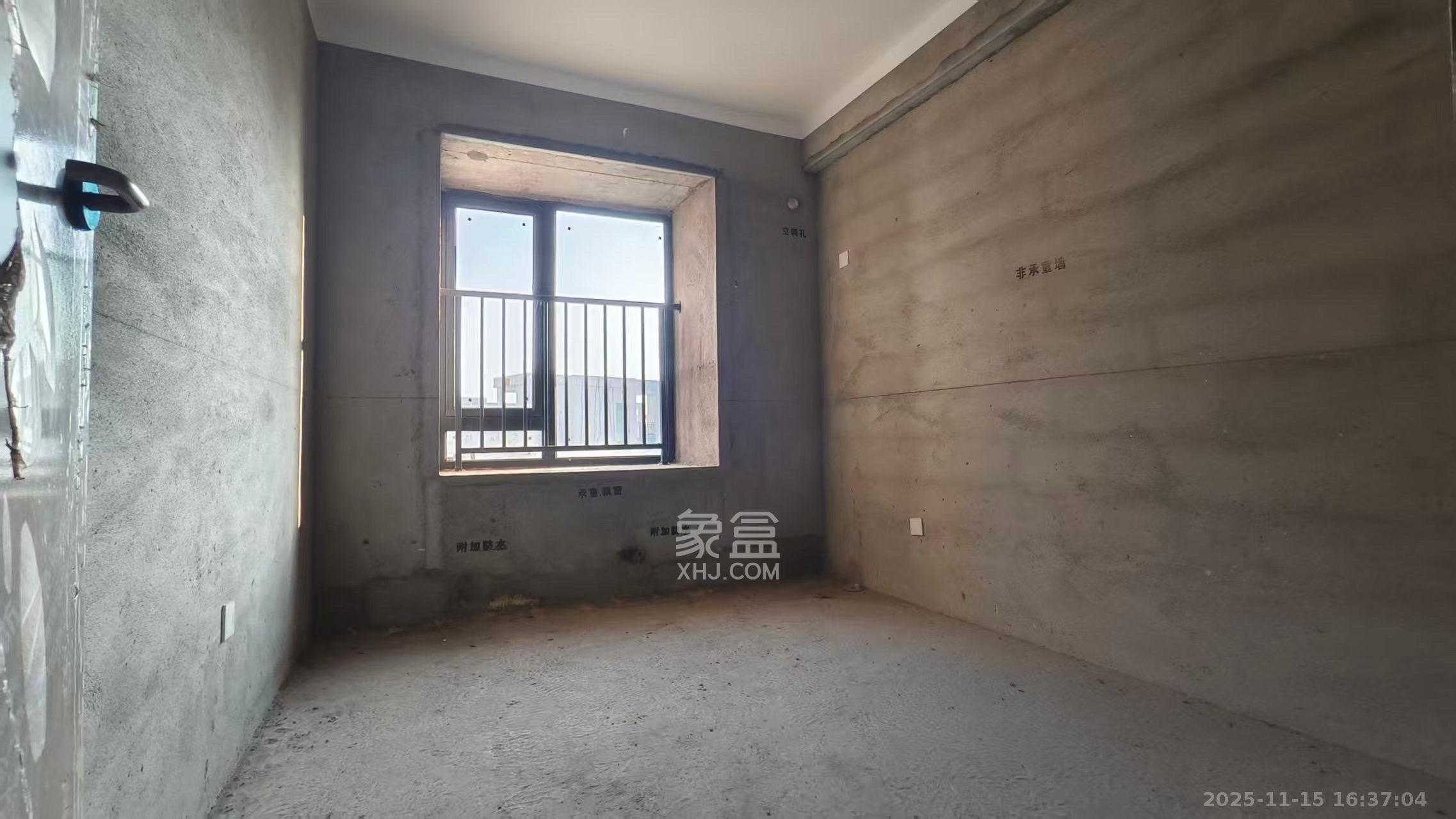 绿地湘江城际空间站  3室2厅1卫    30.0万客厅