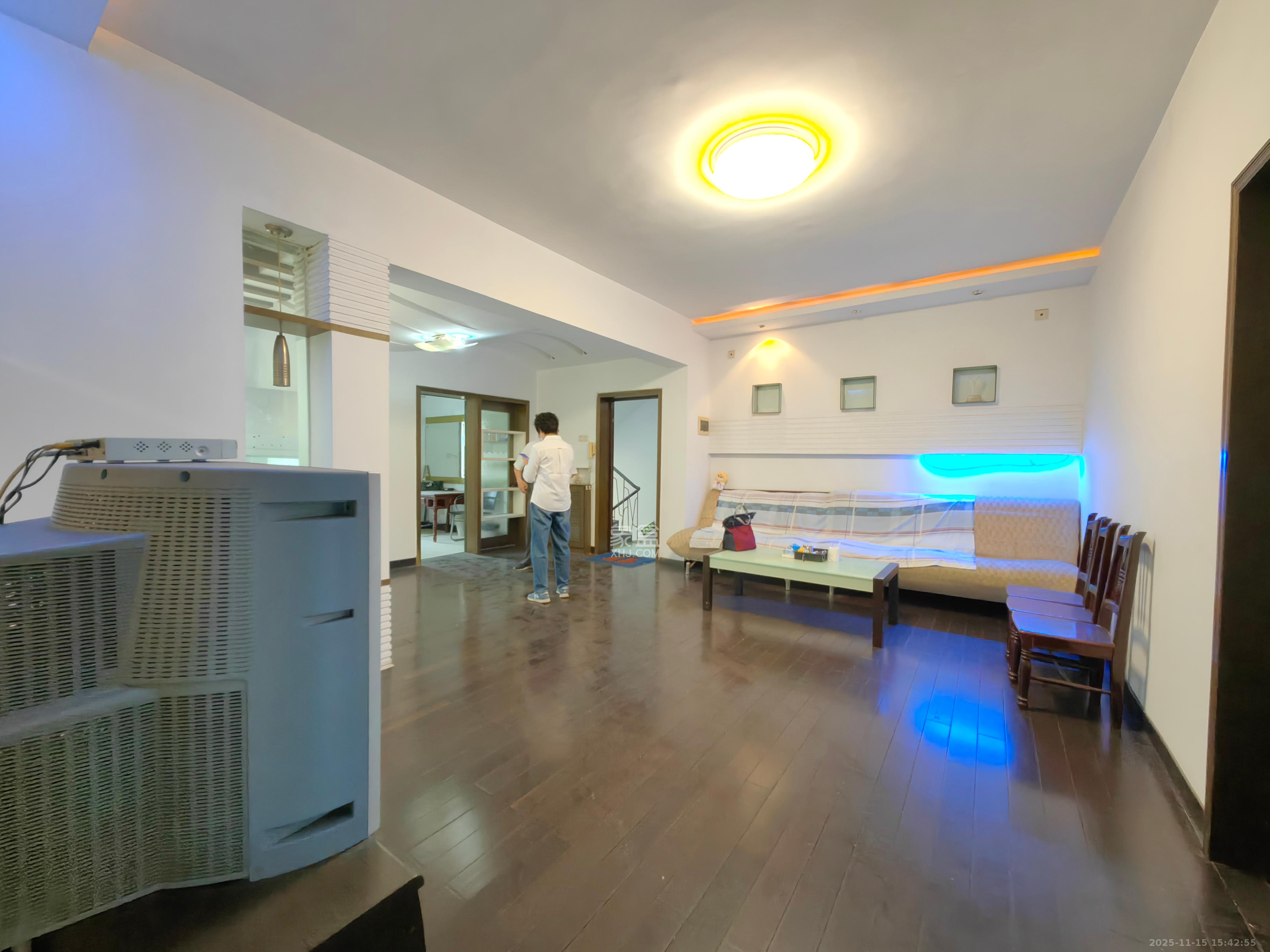 物价局宿舍  1室2厅2卫    2500.0元/月