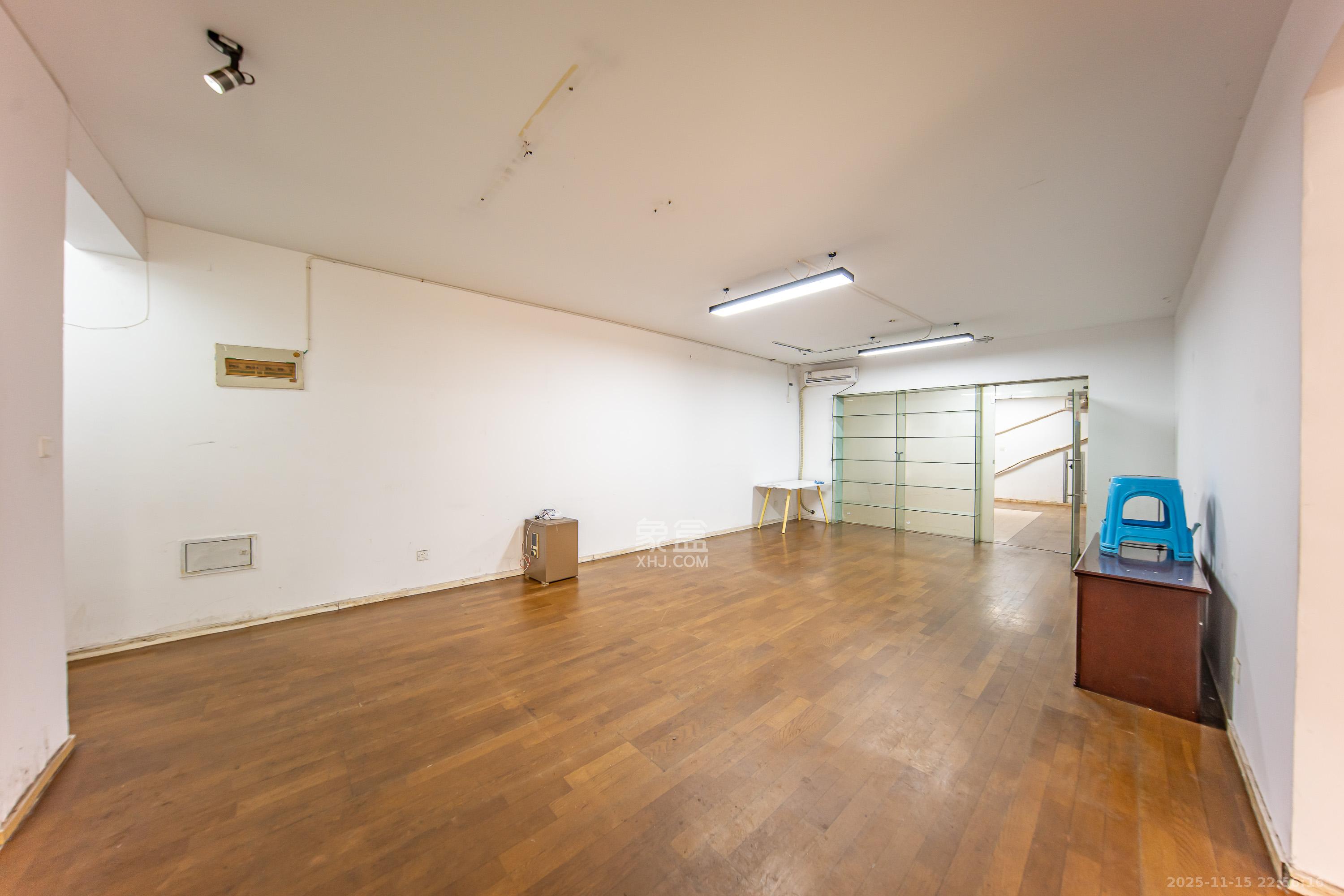 阳光100一期、四五期 1室2厅2卫 123.6万 阳光100一期、四五期 1室2厅2卫 123.6万客厅