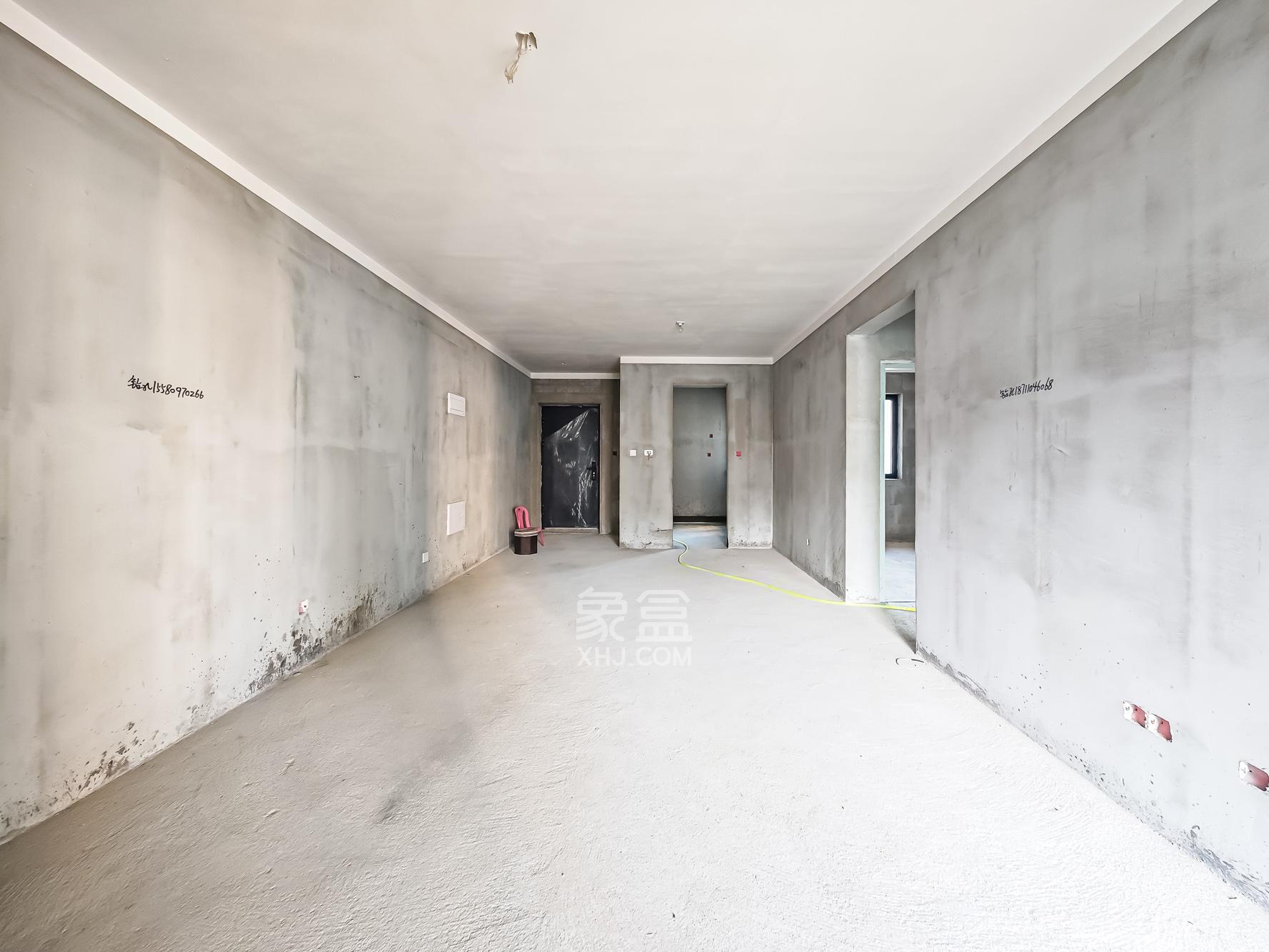 周南学府  4室2厅2卫    107.0万客厅