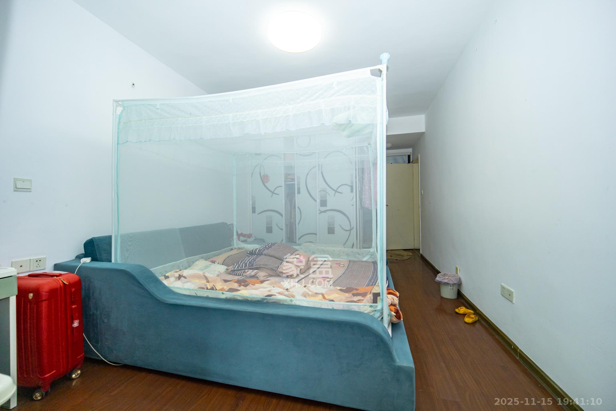 卧龙居国际村  3室2厅2卫    65.0万卧室