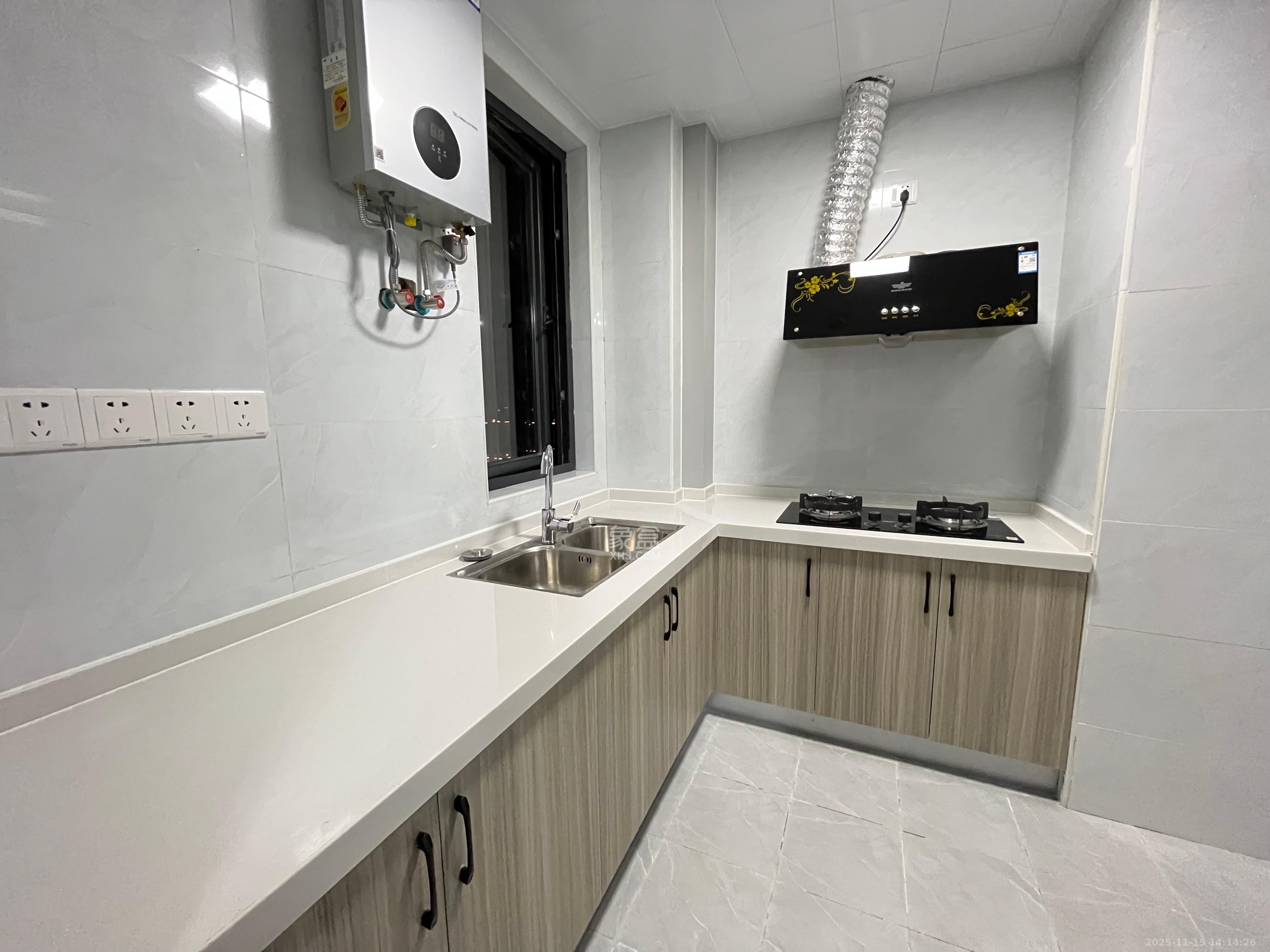 南山梅溪一方  3室2厅2卫    3000.0元/月室内图