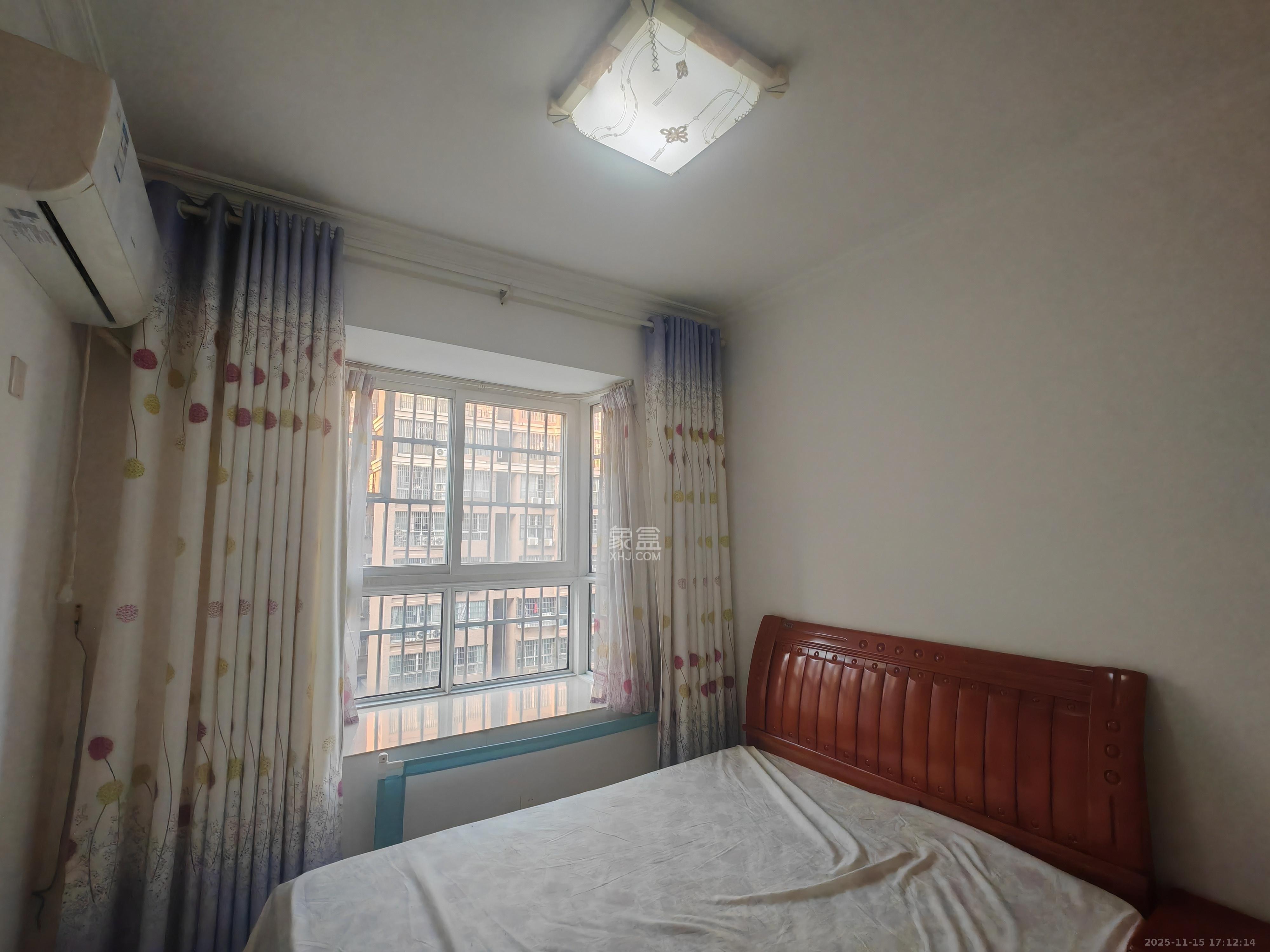 彩都公寓  3室2厅2卫    2000.0元/月室内图