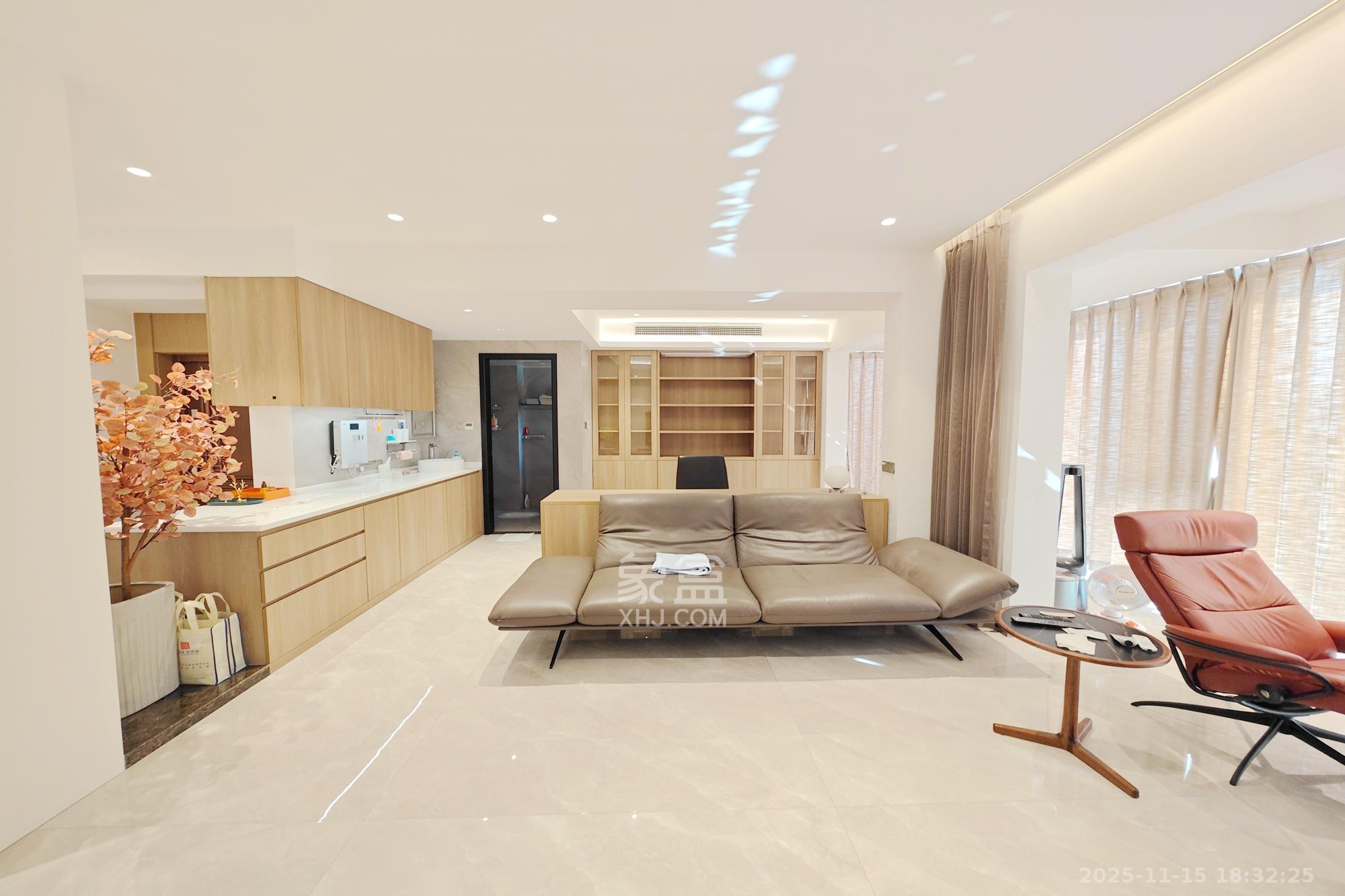 天翼花园(中国电信单位房) 4室2厅2卫 230.0万 天翼花园(中国电信单位房) 4室2厅2卫 230.0万客厅