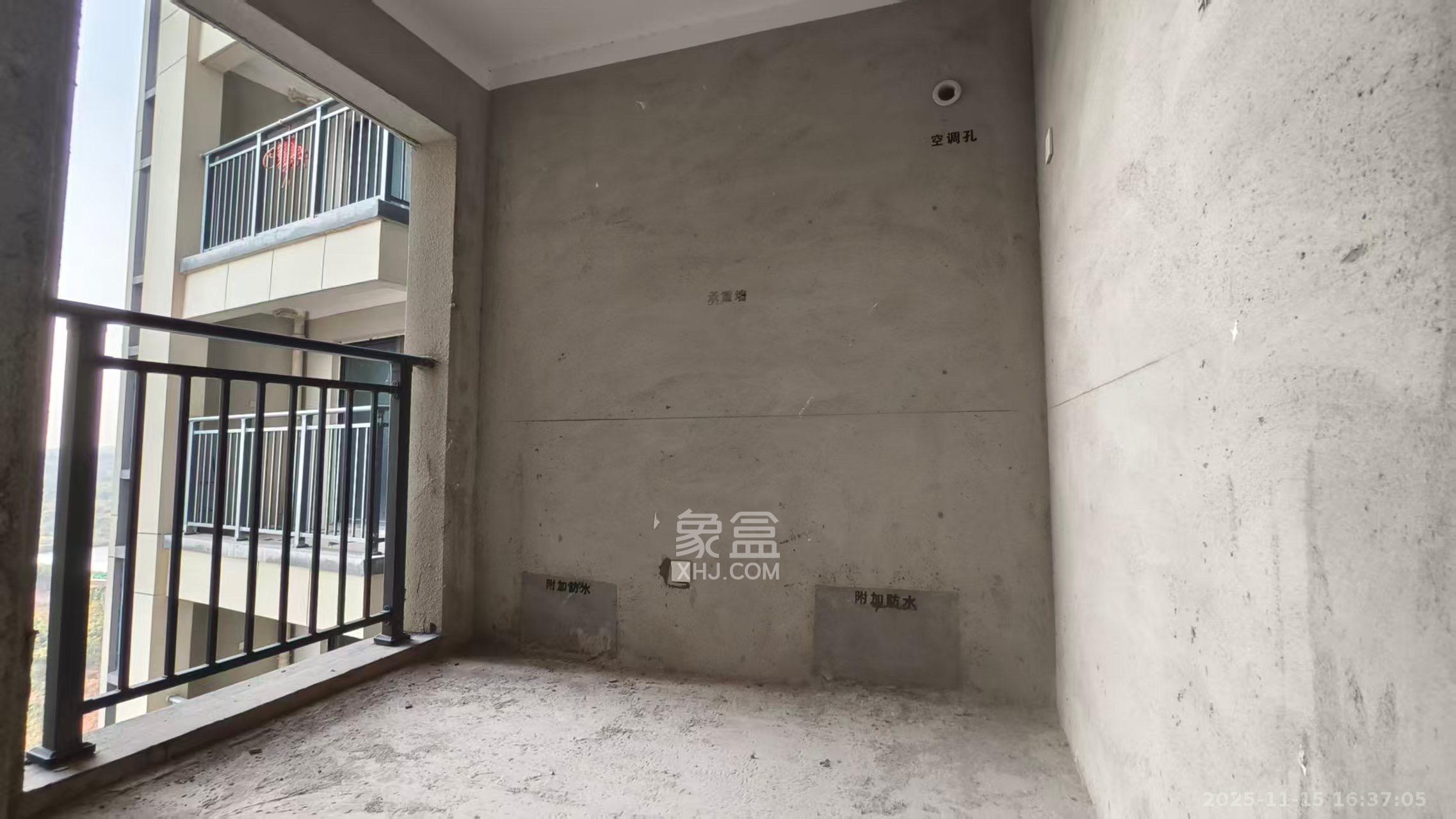 绿地湘江城际空间站  3室2厅1卫    30.0万客厅