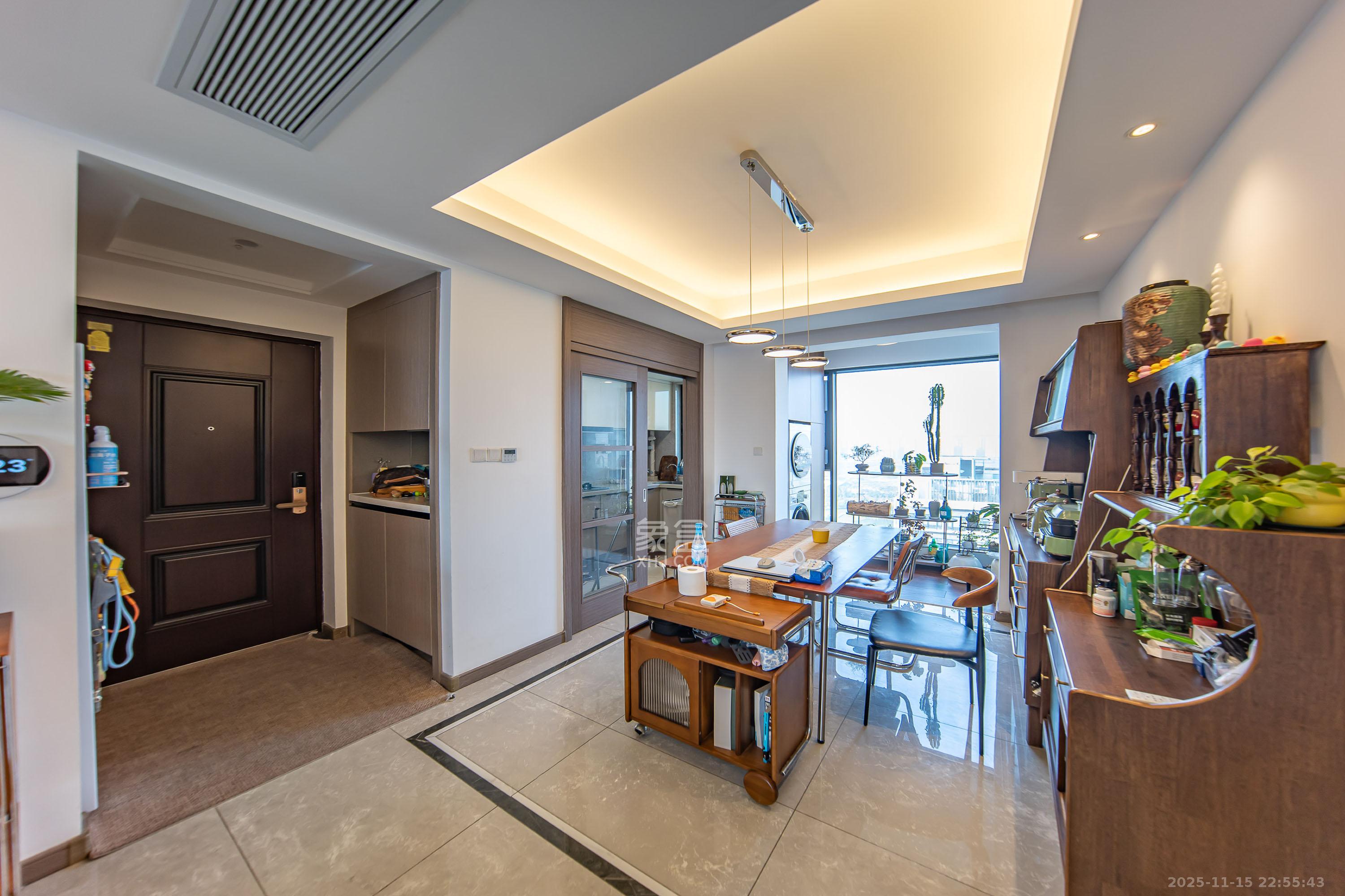 映客龙湖璟翠公馆（映客龙湖璟翠中心）  4室2厅2卫    175.0万客厅