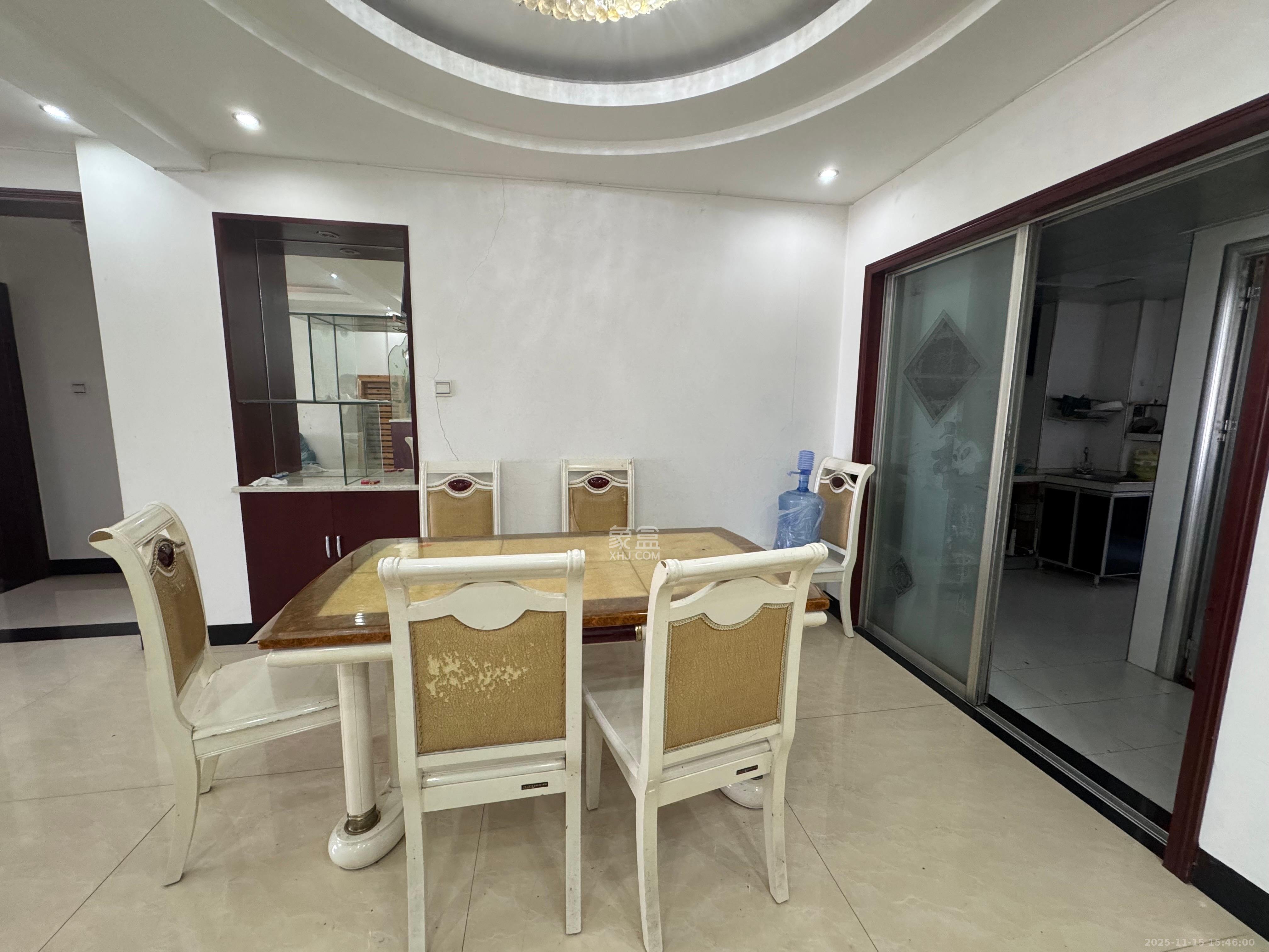 广场之星  3室2厅2卫    2000.0元/月室内图