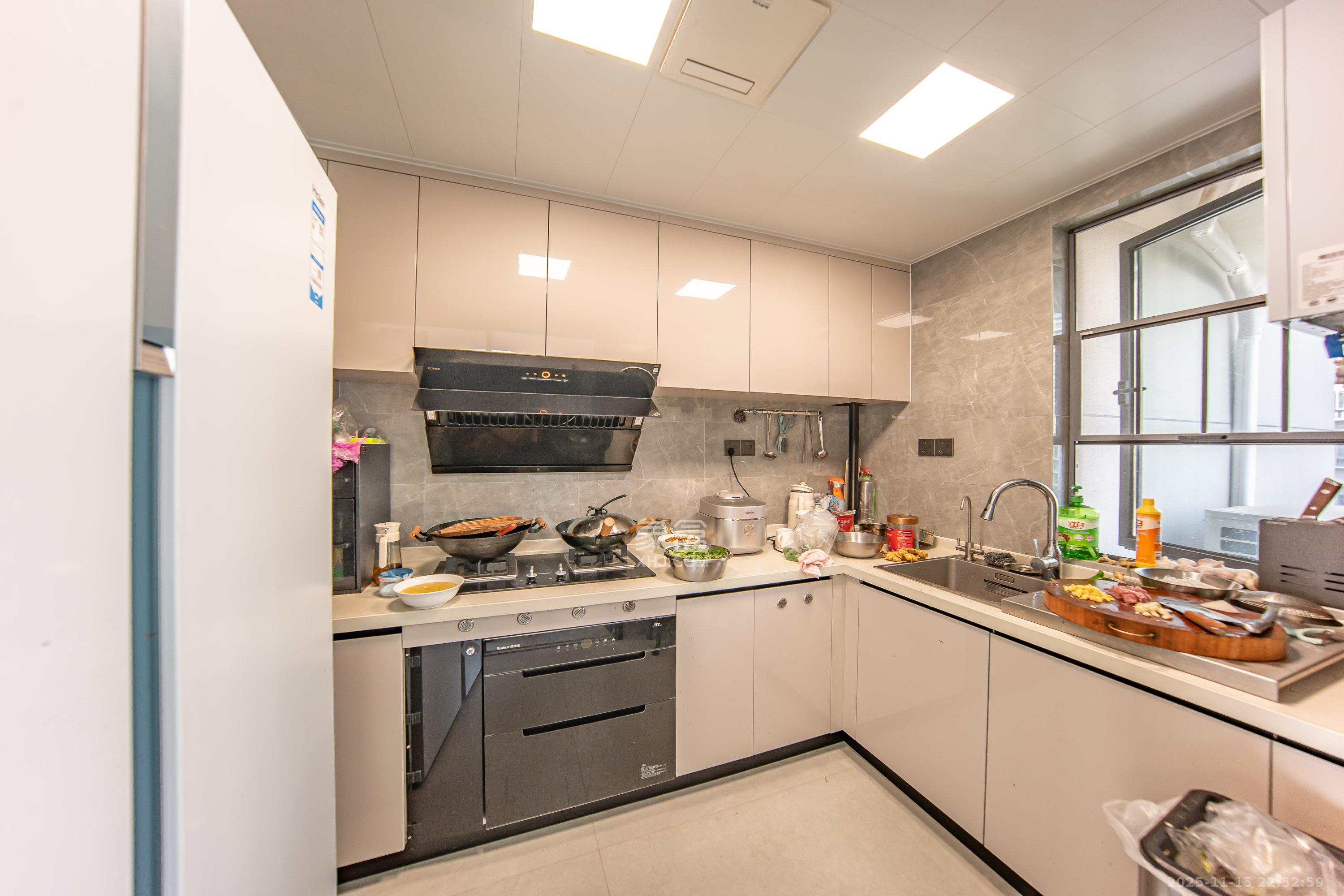 卓越洋湖晴翠 4室2厅2卫 240.0万 卓越洋湖晴翠 4室2厅2卫 240.0万厨房