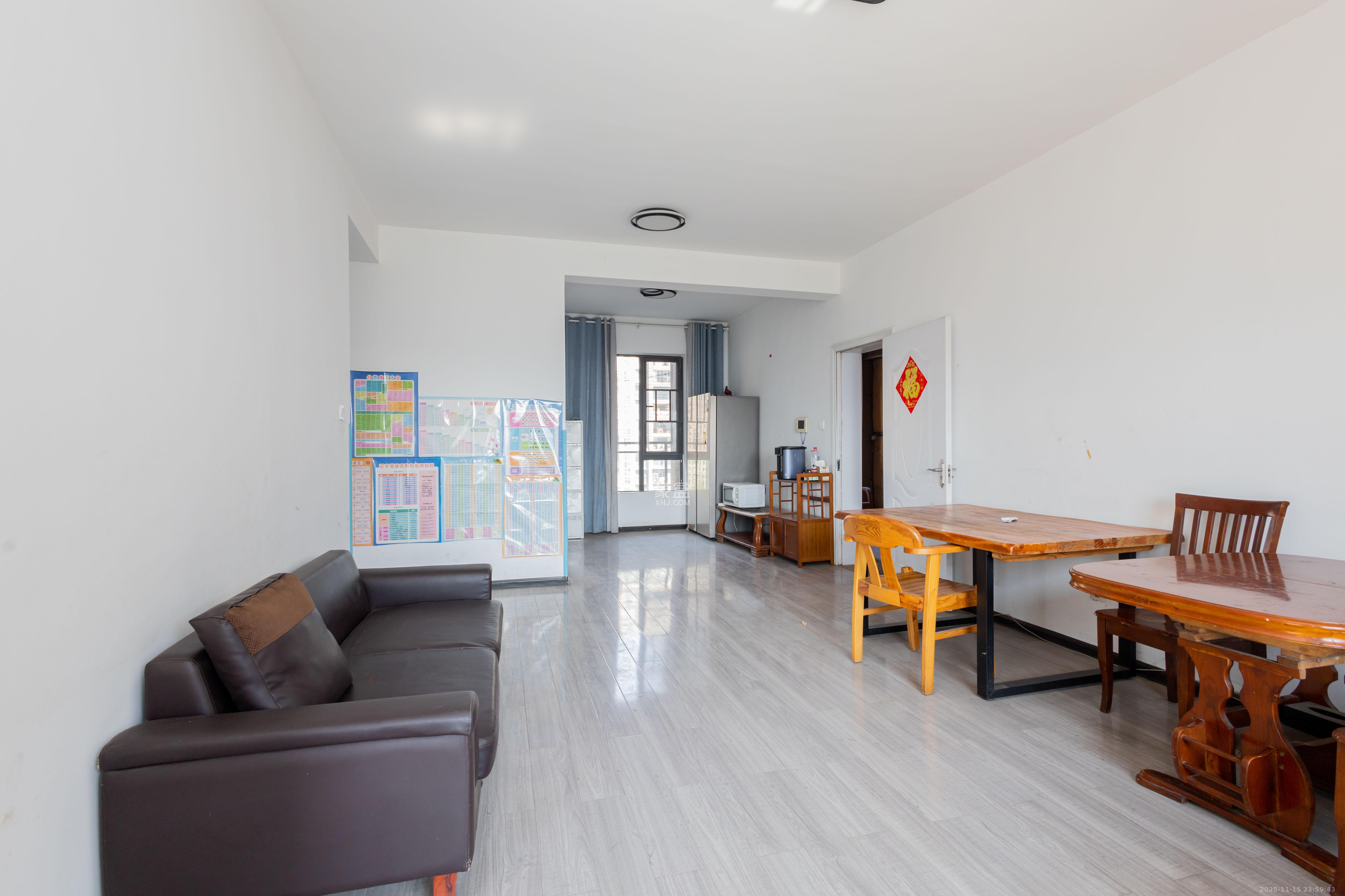 辉煌国际城一期  3室2厅1卫    110.0万客厅