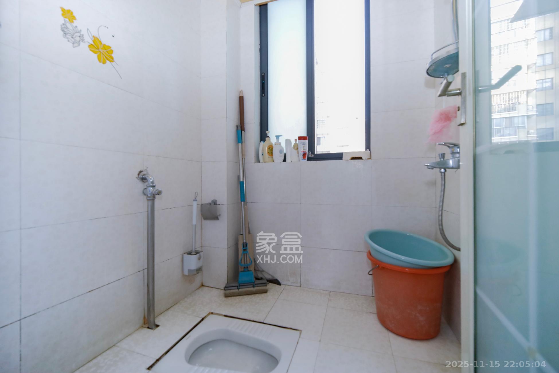 满庭芳小区  3室2厅2卫    88.0万卫生间