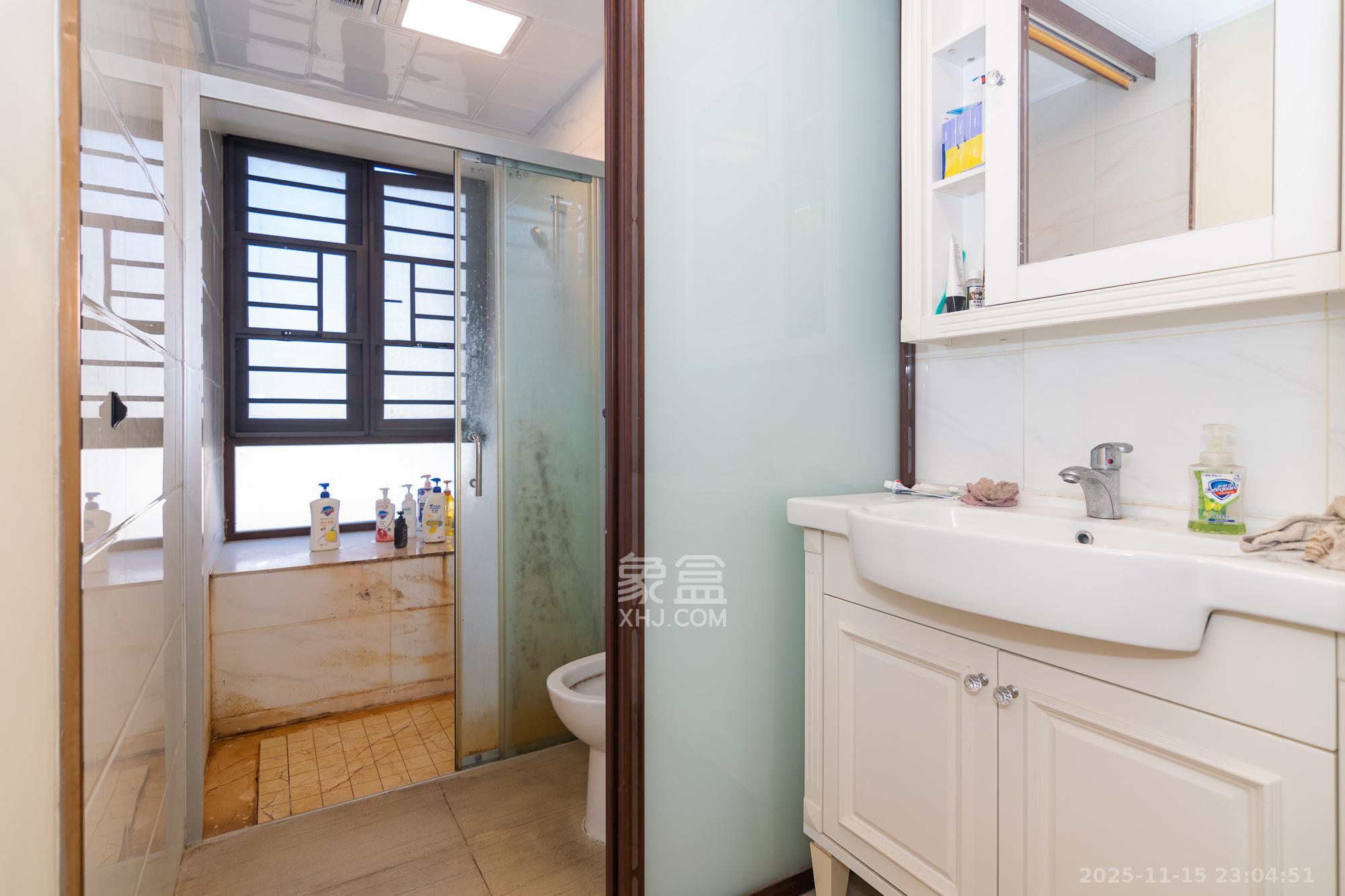 碧桂园高尔夫花园  5室2厅3卫    170.0万卫生间