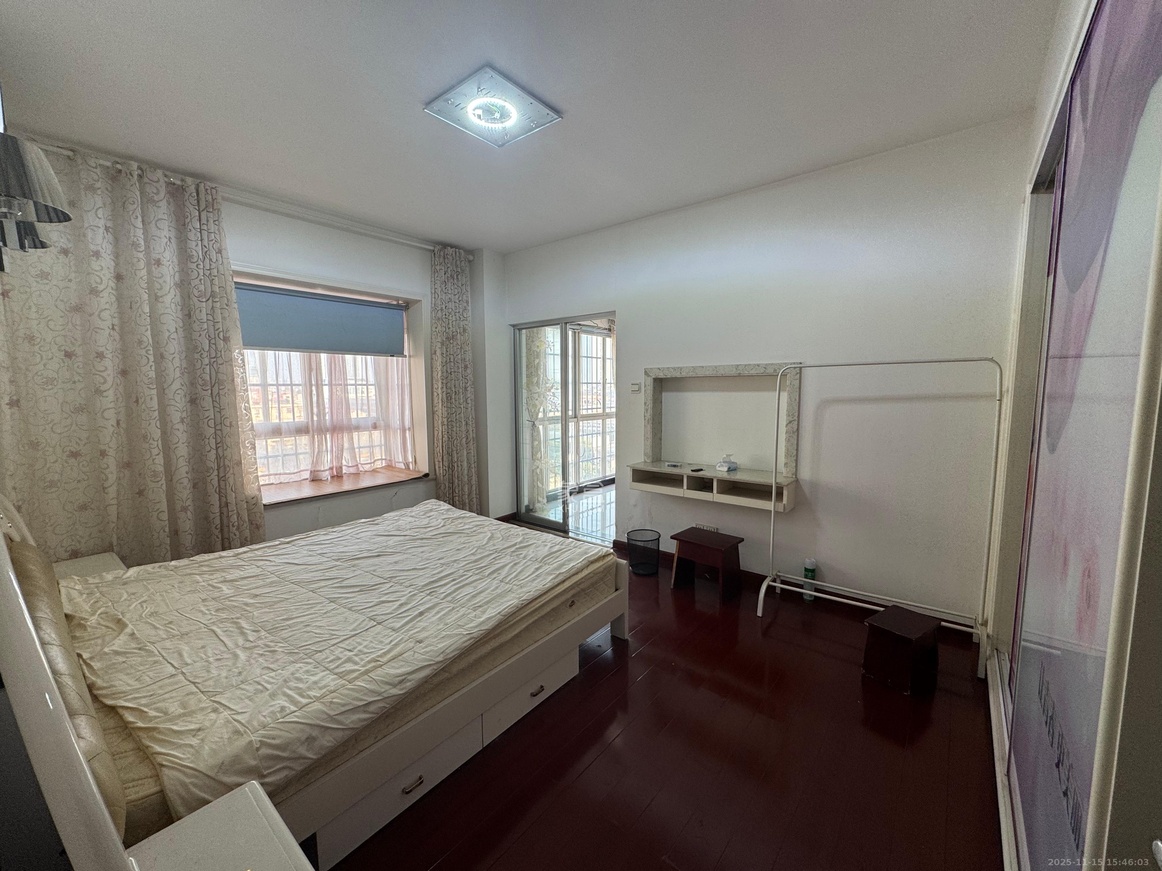 广场之星  3室2厅2卫    2000.0元/月室内图