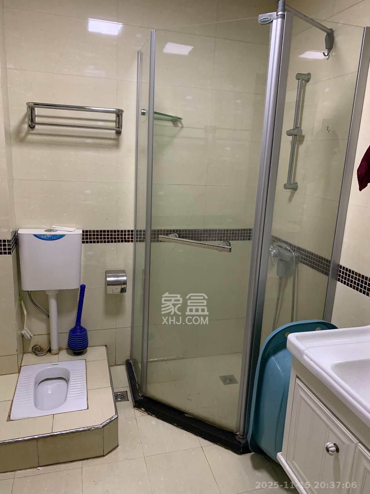 阳光100三期 3室2厅2卫 2600.0元/月 阳光100三期 3室2厅2卫 2600.0元/月室内图