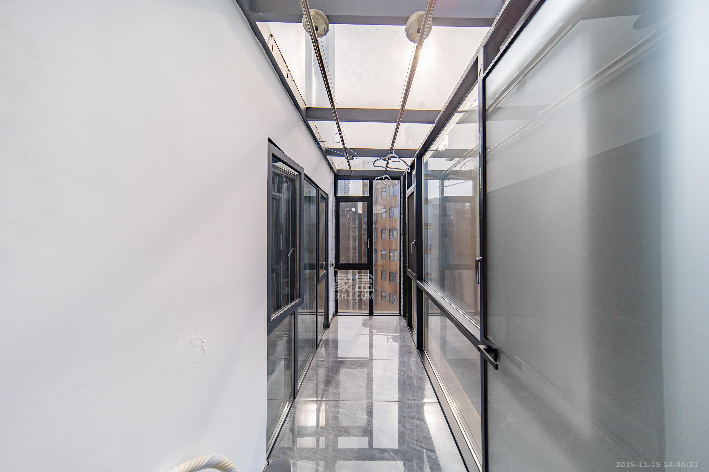 金色屋顶  5室2厅3卫    260.0万阳台