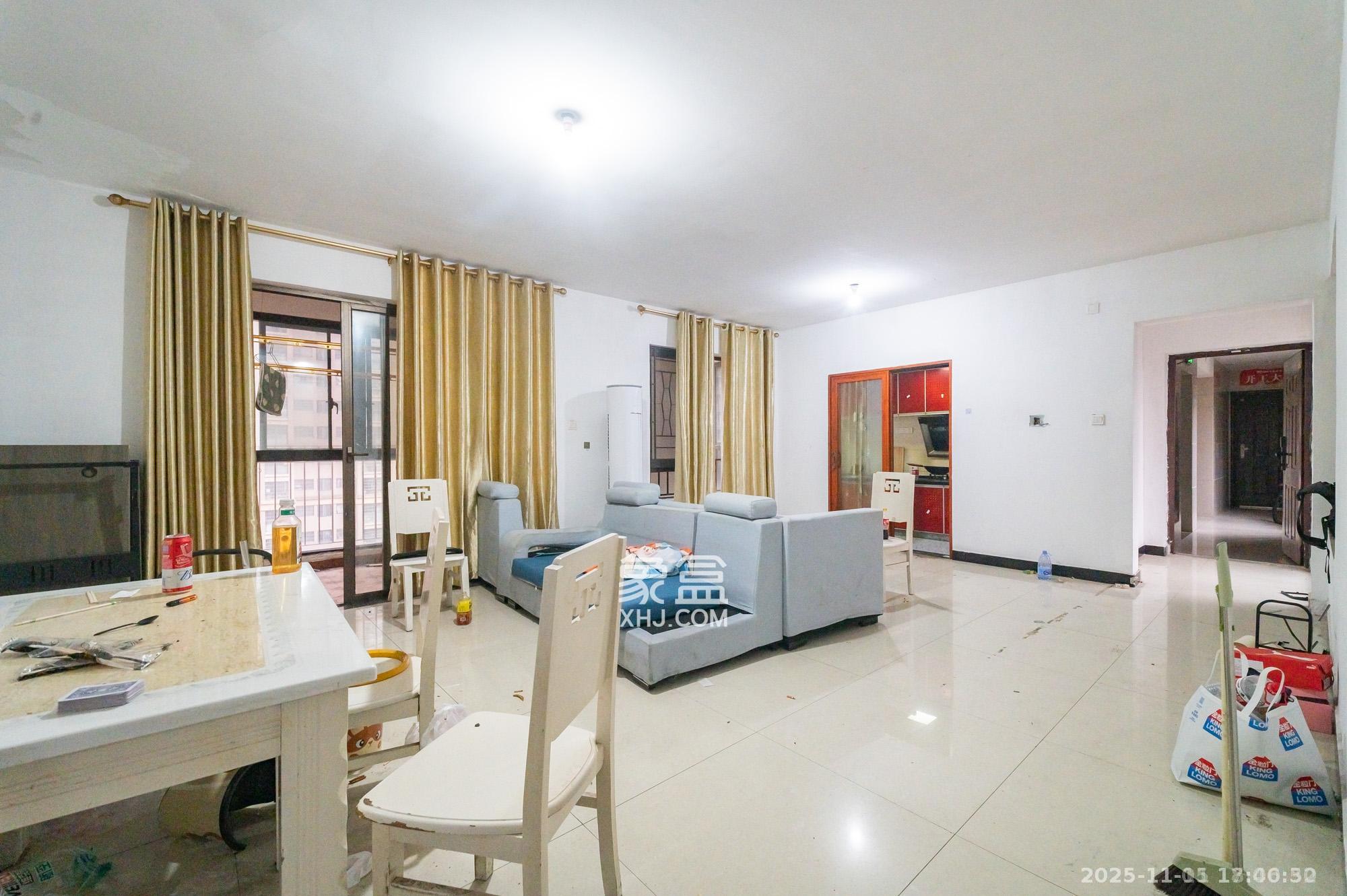 华润凤凰城三期  3室2厅2卫    1900.0元/月室内图