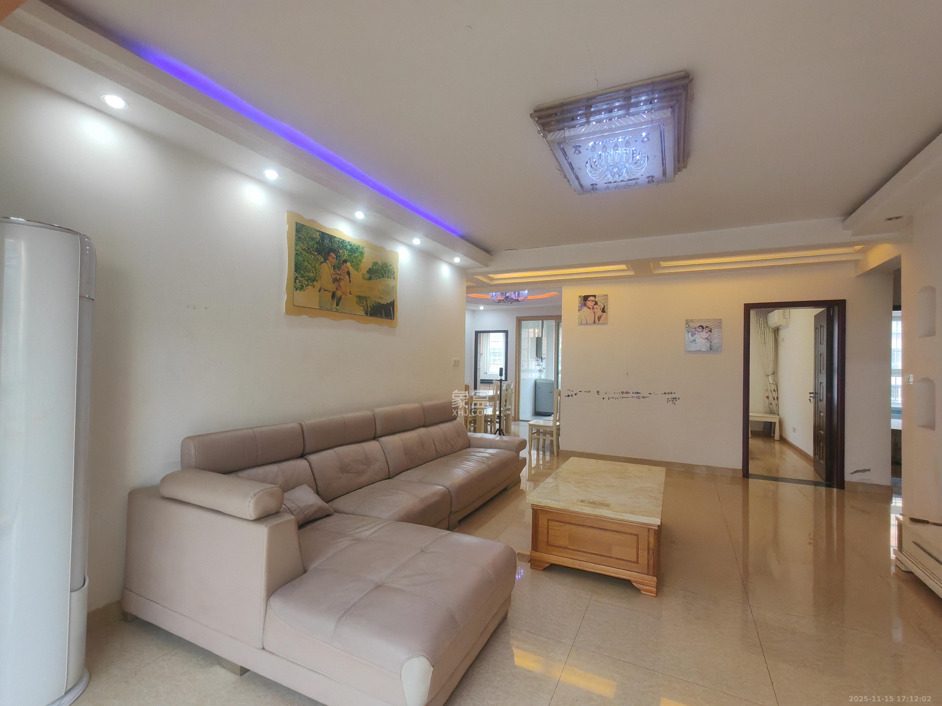 彩都公寓  3室2厅2卫    2000.0元/月