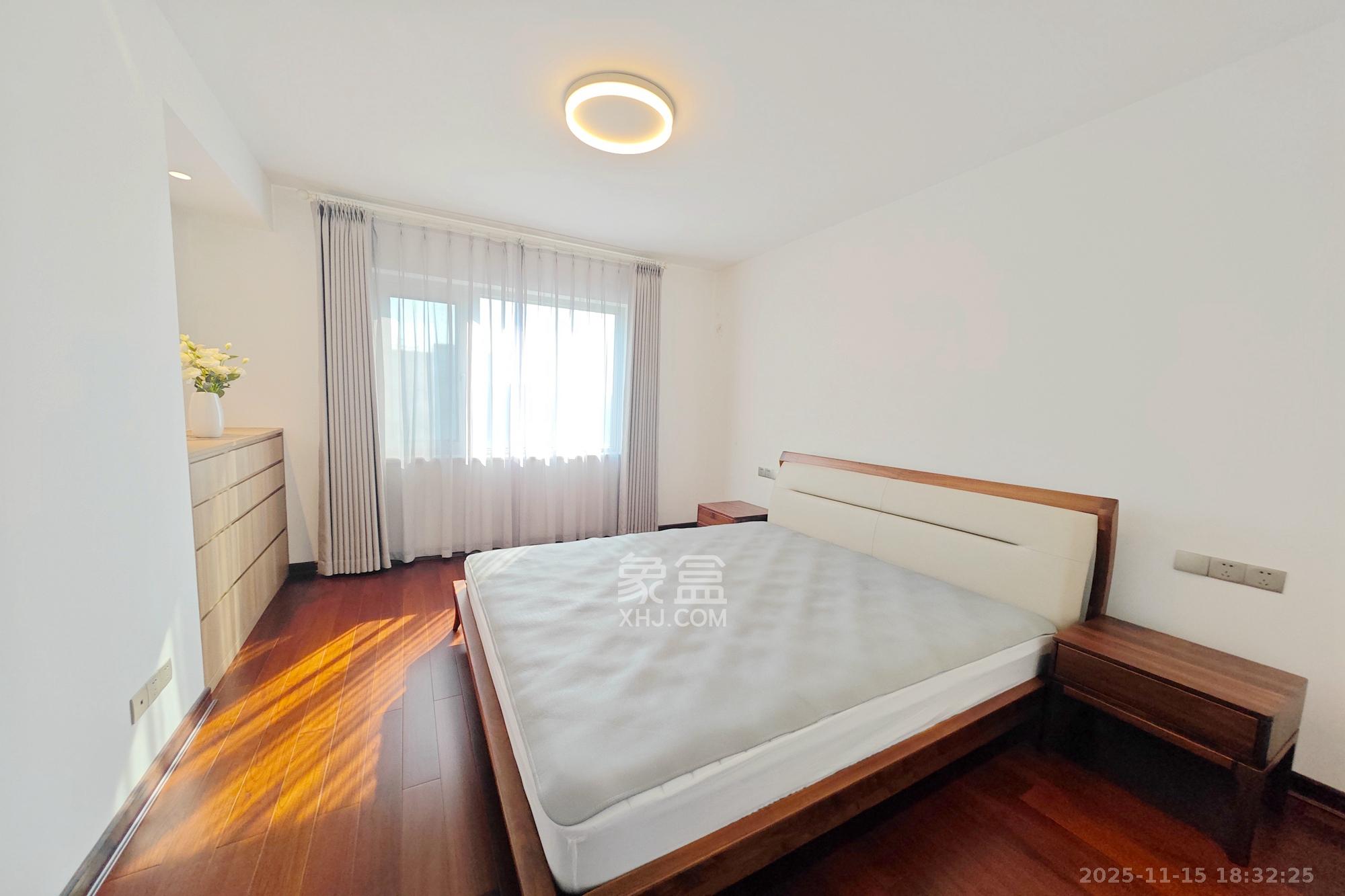 天翼花园（中国电信单位房）  4室2厅2卫    230.0万卧室