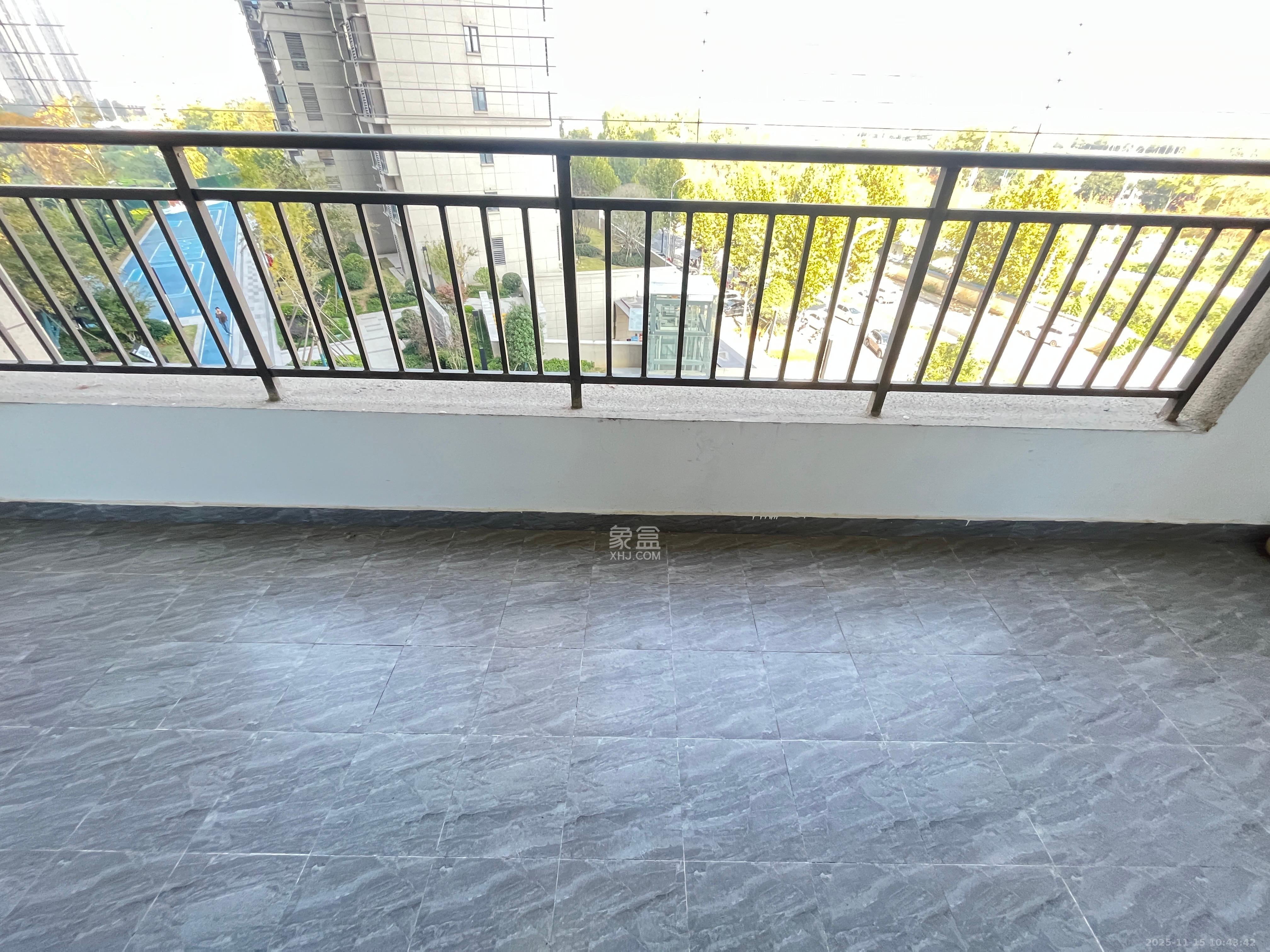 阳光城尚东湾悦江府  3室2厅2卫    2300.0元/月室内图