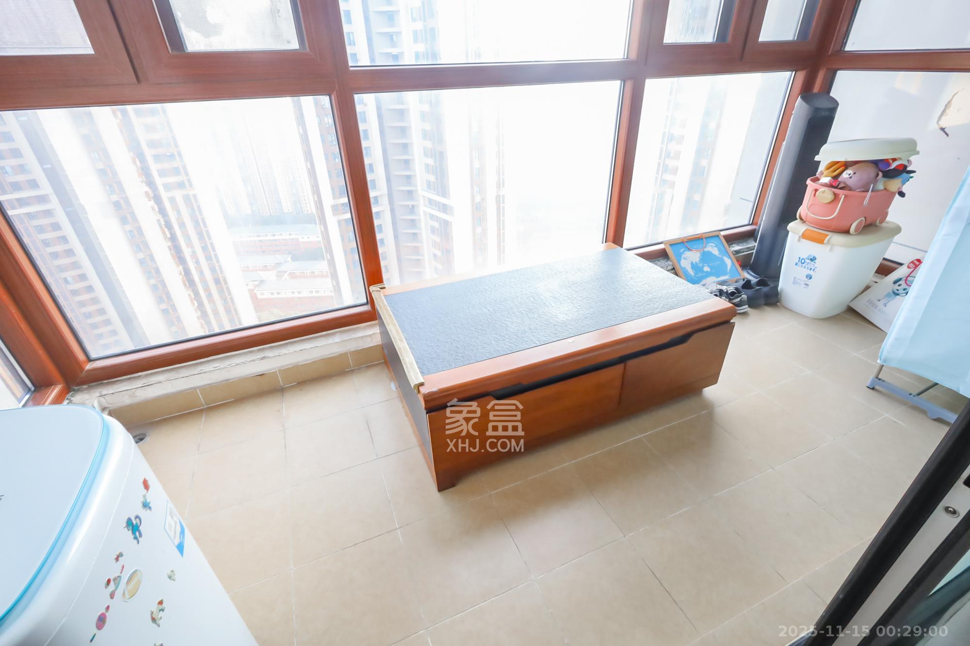 万科里金域国际  4室2厅2卫    235.0万阳台