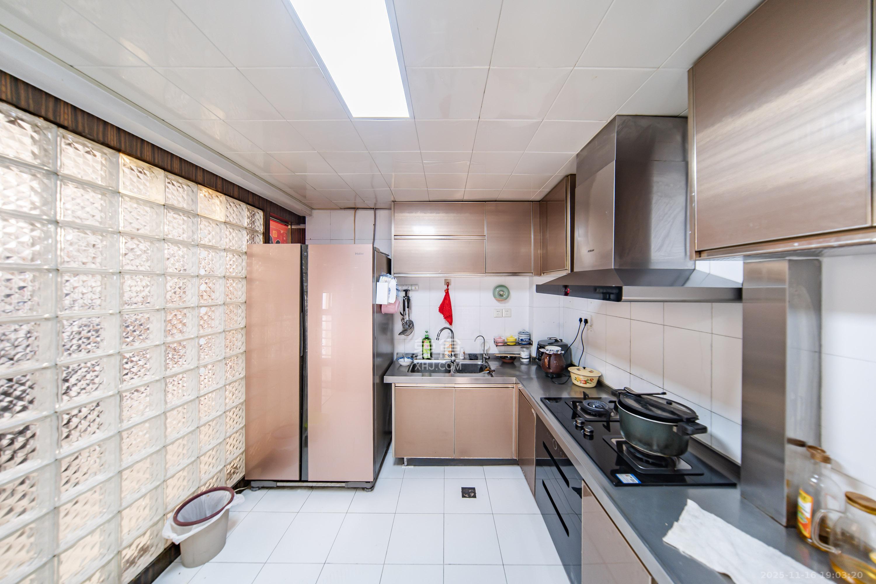 锦绣华天 4室2厅2卫 215.0万 锦绣华天 4室2厅2卫 215.0万厨房