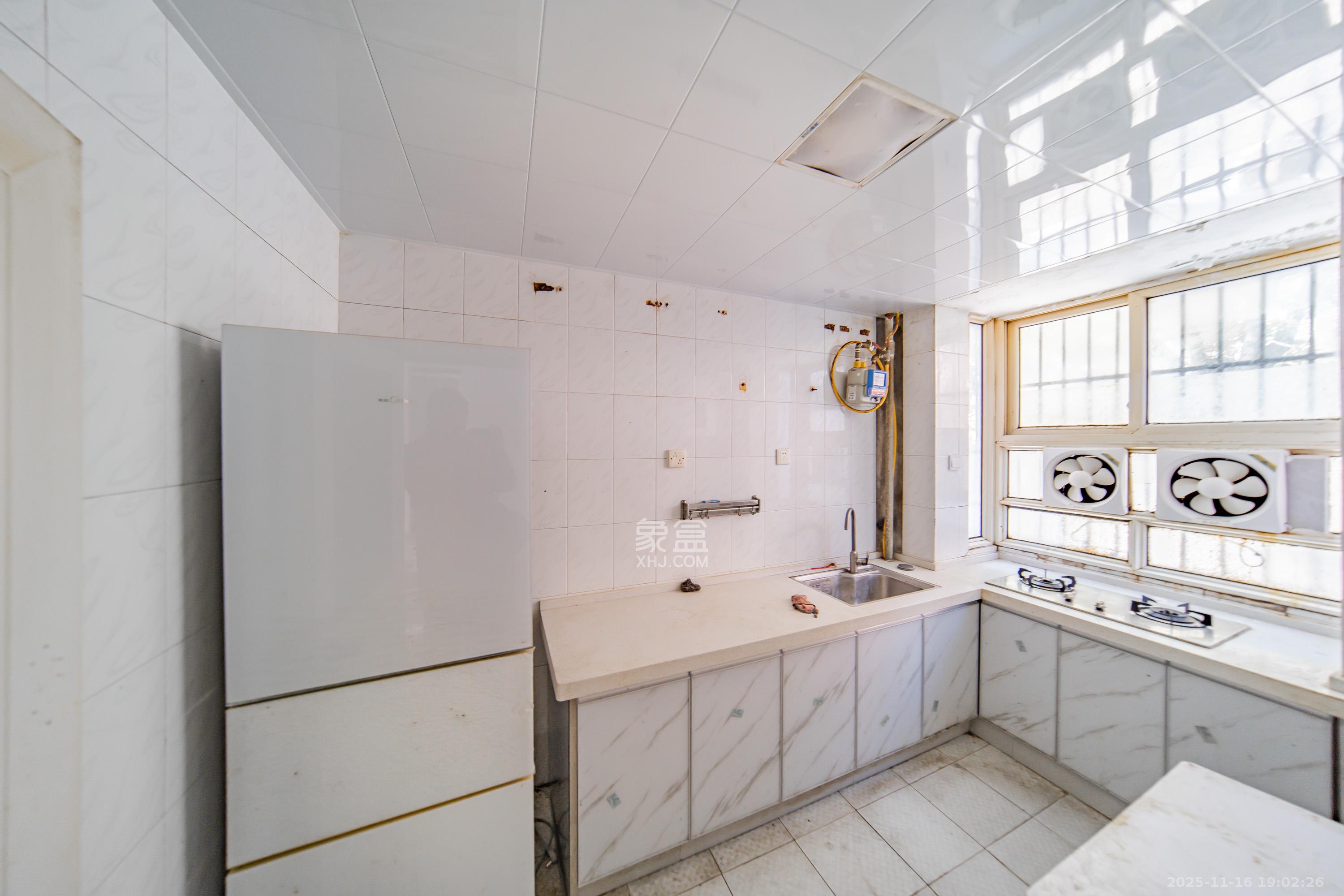 四方小区  3室2厅2卫    70.0万厨房