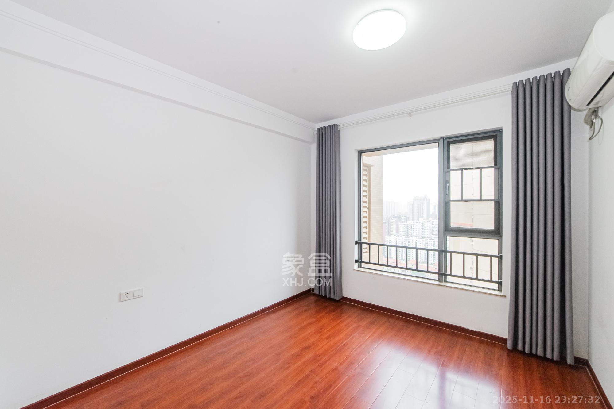 珠江郦城薰衣道 4室2厅2卫 132.0万 珠江郦城薰衣道 4室2厅2卫 132.0万卧室