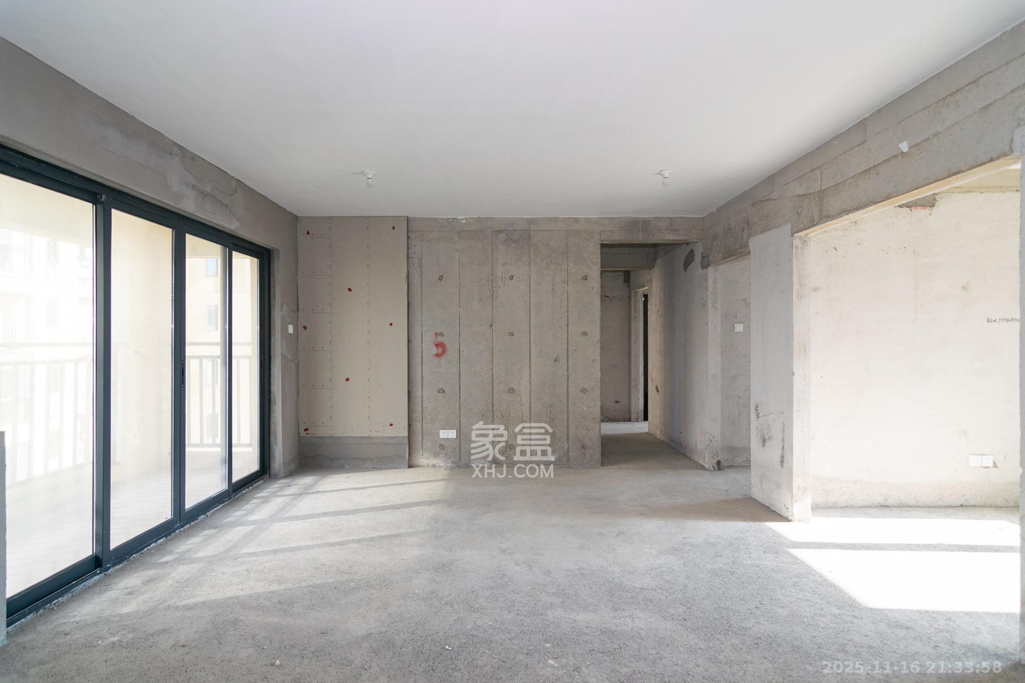 中粮鸿云 4室2厅2卫 82.8万 中粮鸿云 4室2厅2卫 82.8万客厅