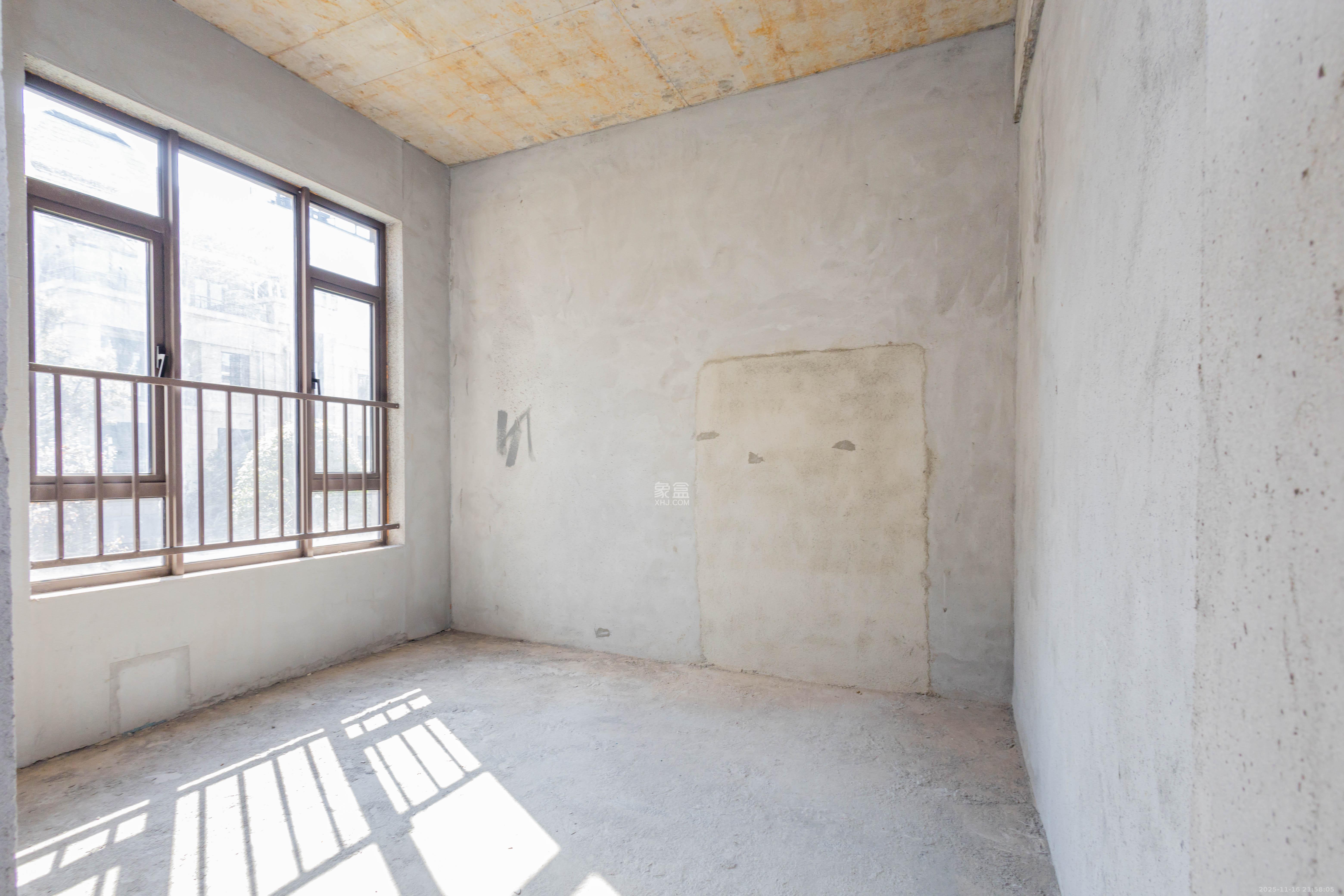 湘域芯城二期  4室2厅3卫    300.0万卧室