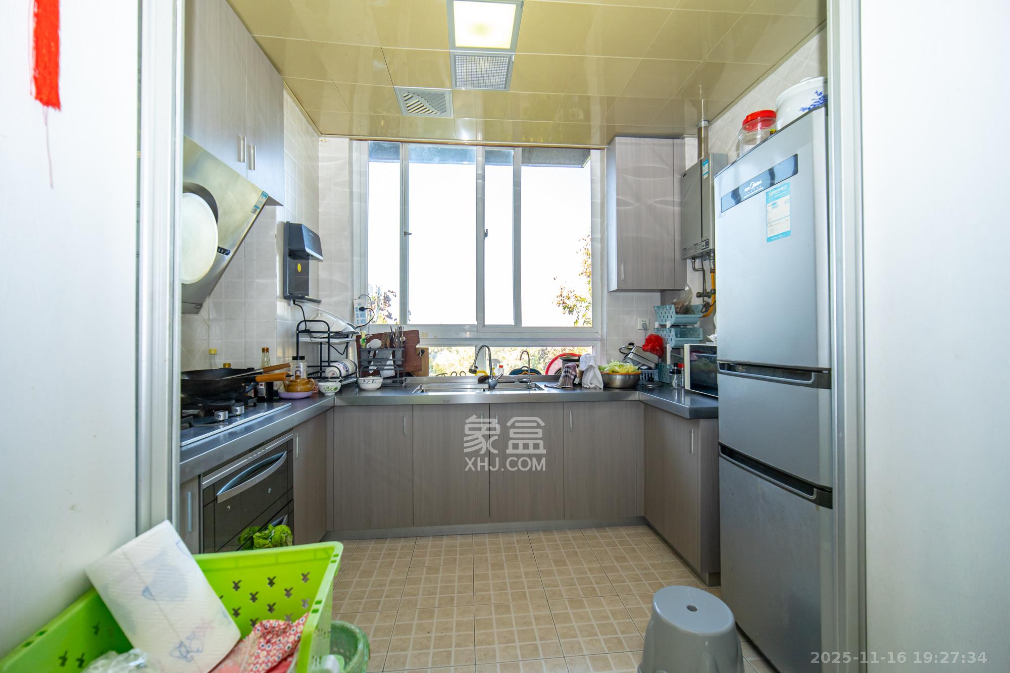 山水芙蓉国际新城  5室2厅2卫    68.0万厨房