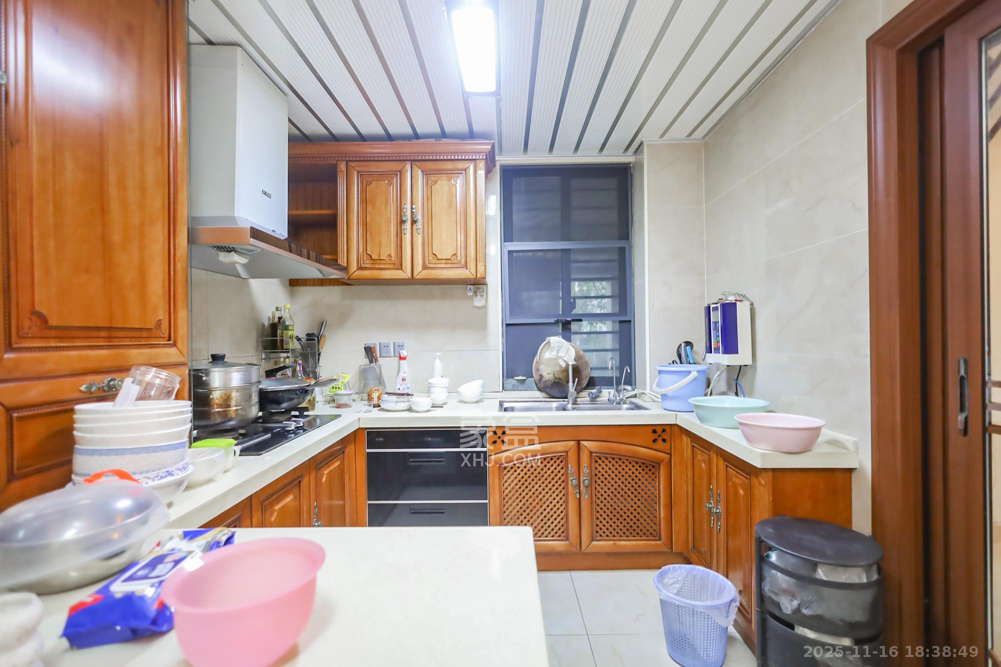 西山汇景一、二期 4室2厅2卫 356.0万 西山汇景一、二期 4室2厅2卫 356.0万厨房