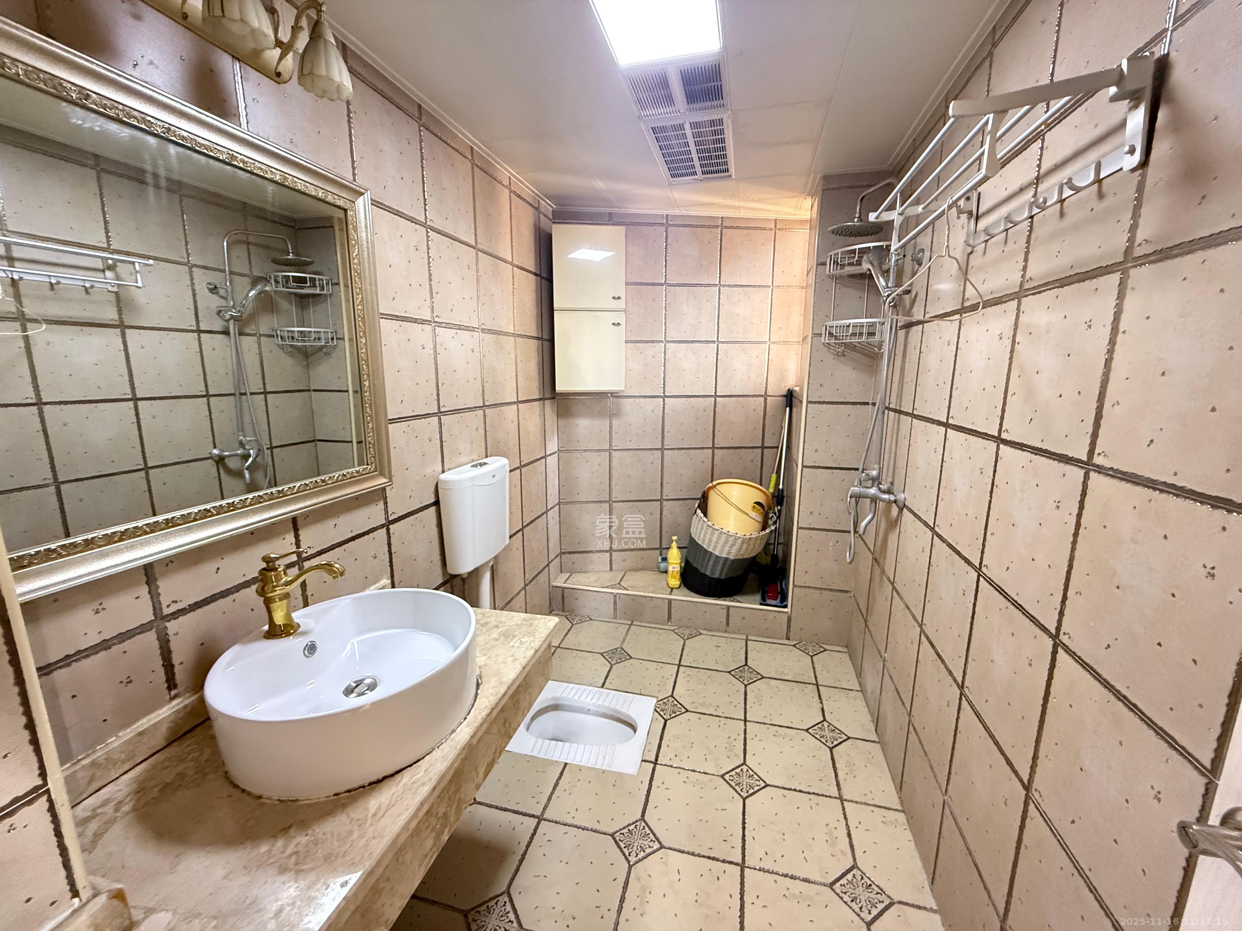 泊爱蓝湾  1室2厅2卫    2400.0元/月室内图