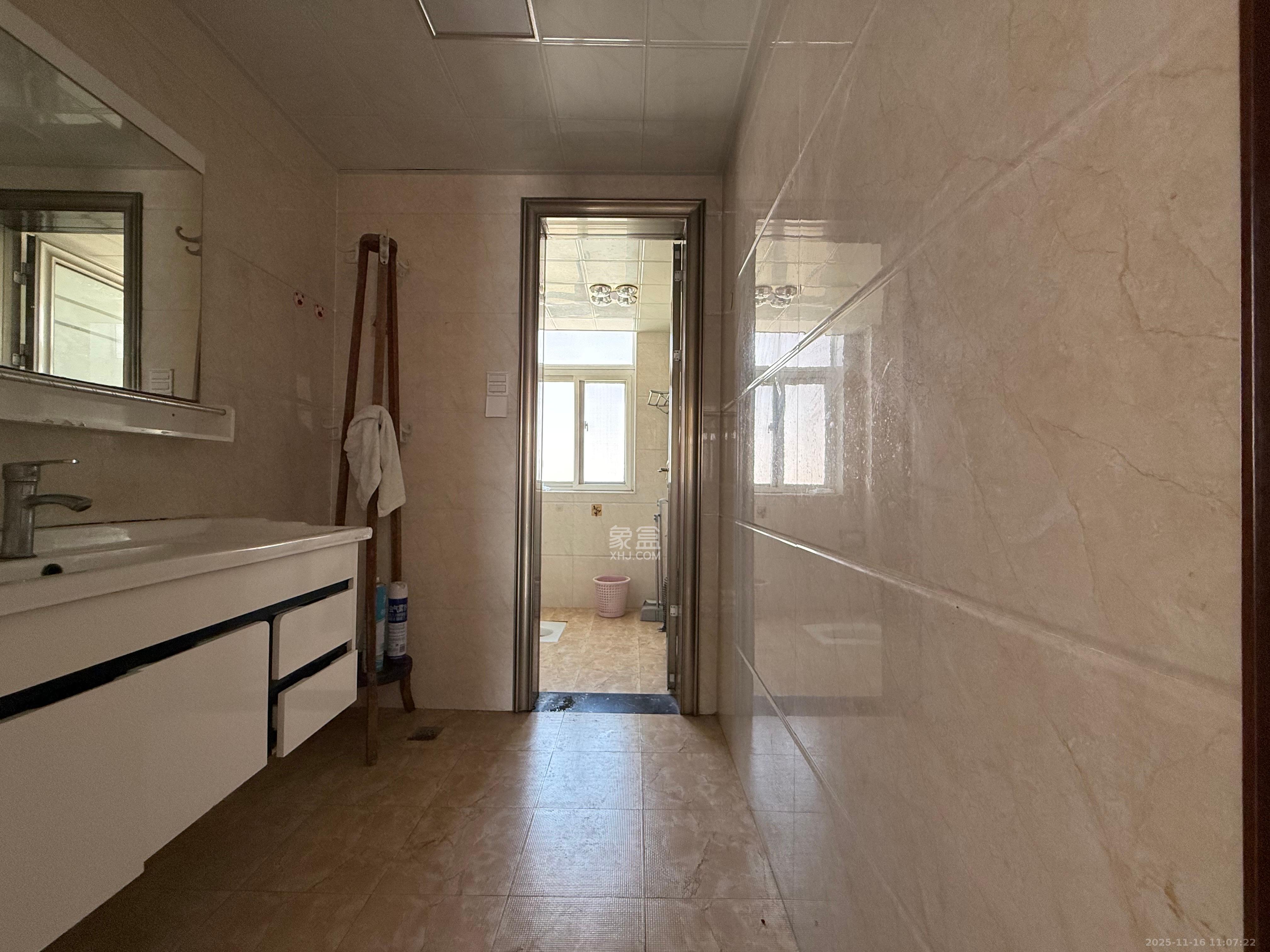 嘉盛华庭（一期、二期、三期）  3室2厅1卫    2300.0元/月室内图