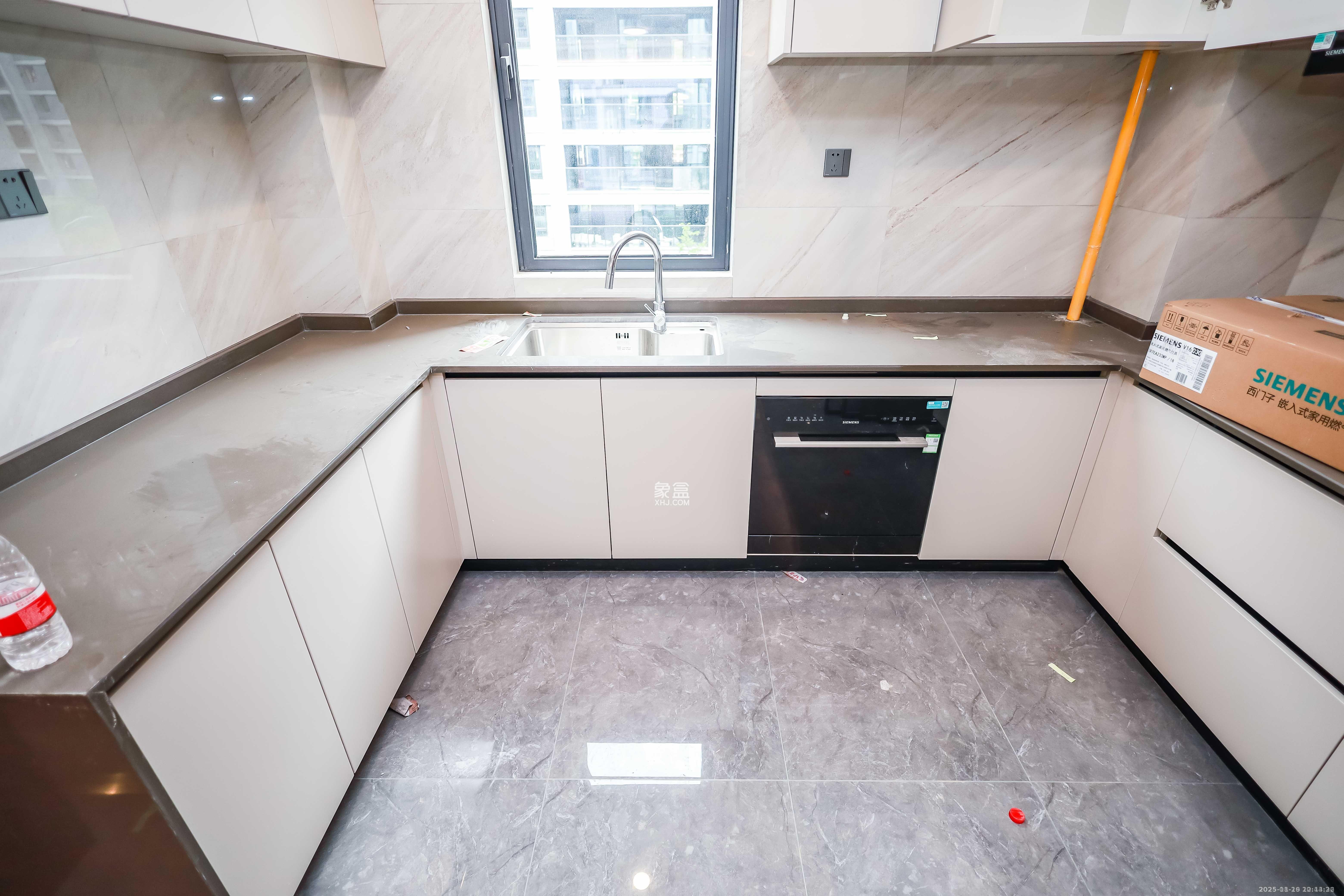 龙湖舜山府 4室2厅1卫 6000.0元/月 龙湖舜山府 4室2厅1卫 6000.0元/月室内图