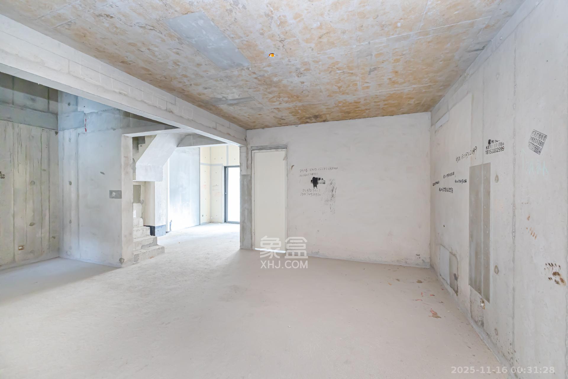 润和湘江天地C区  3室2厅2卫    108.0万客厅