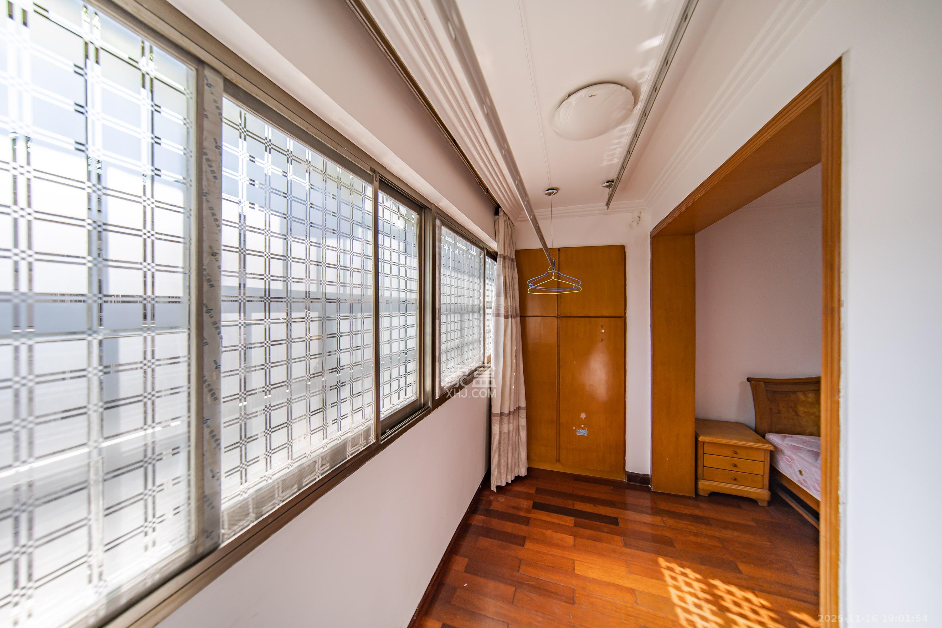 金帆小区  2室2厅1卫    48.8万阳台