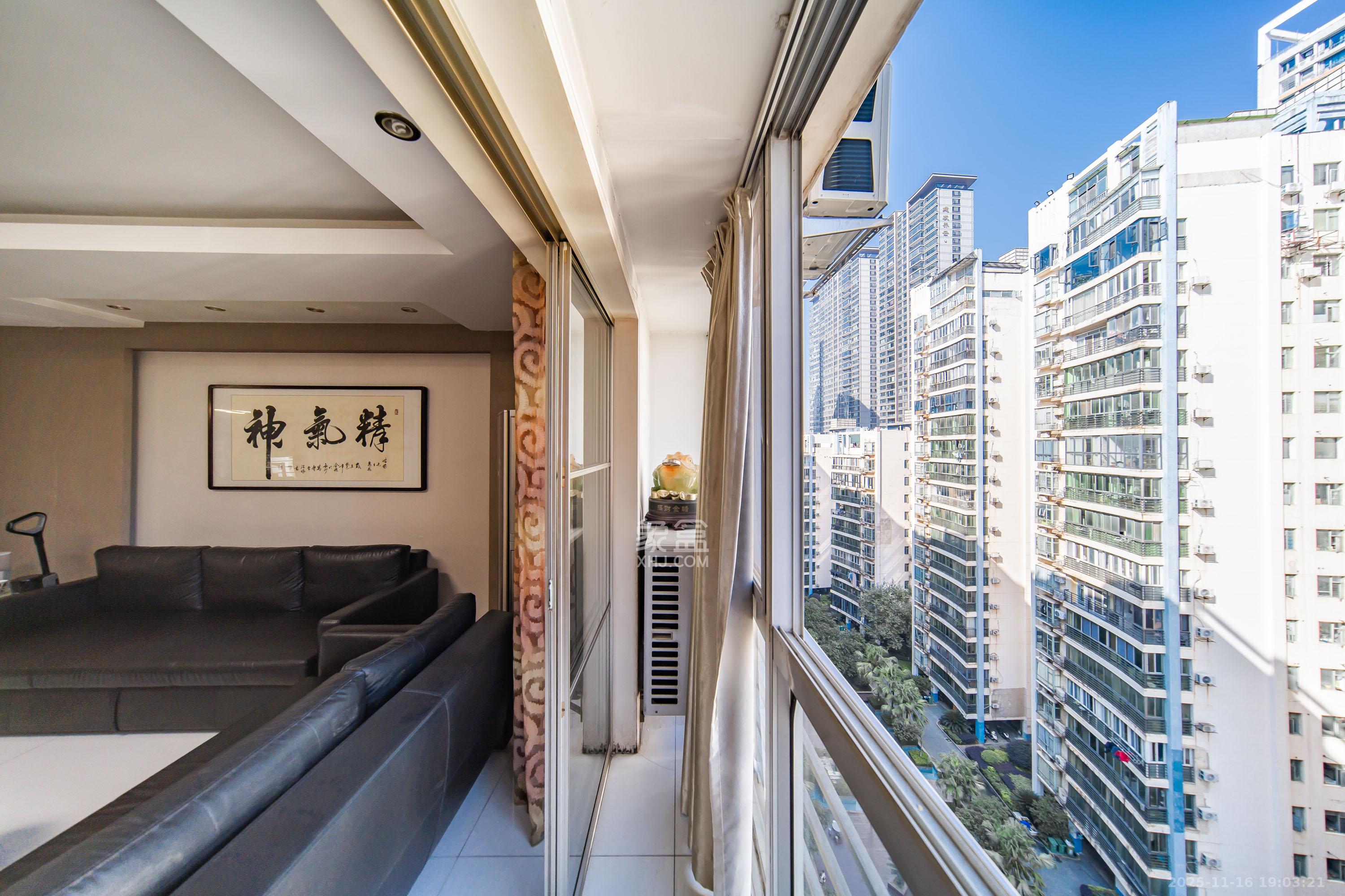 锦绣华天  4室2厅2卫    215.0万阳台