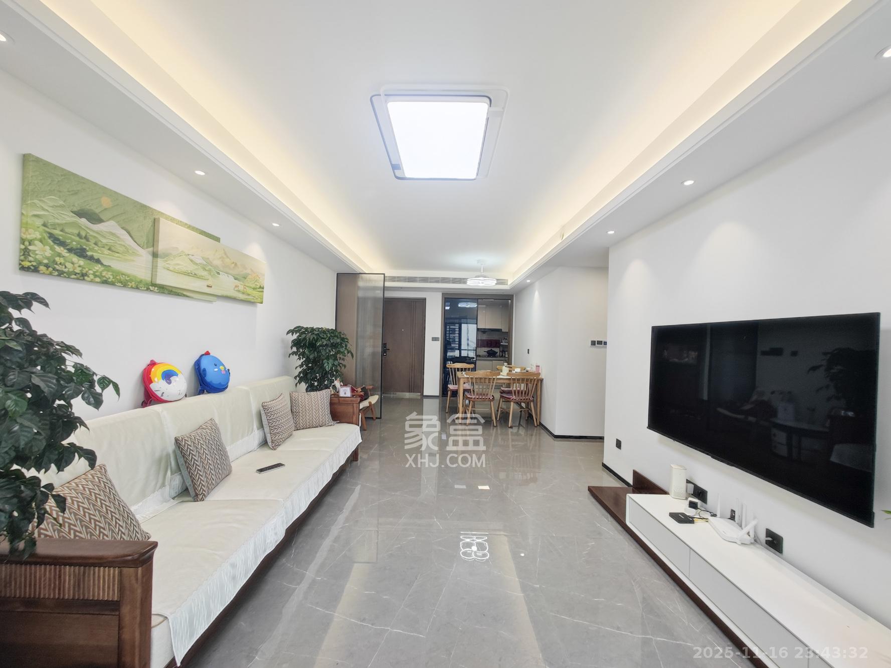 金地都会风華  3室2厅2卫    138.0万客厅