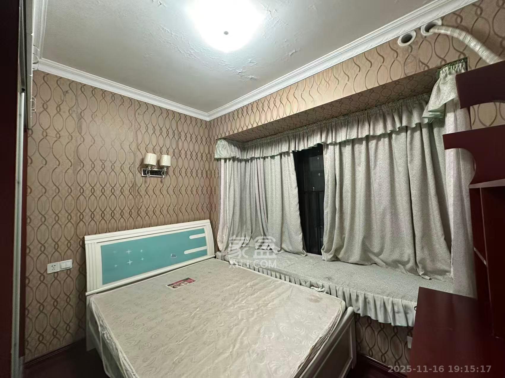 华润凤凰城三期  3室2厅1卫    1800.0元/月室内图