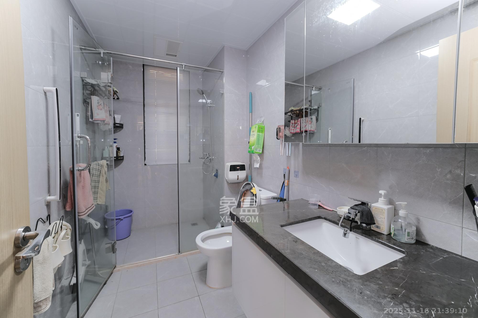 运达锦绣广场  4室2厅2卫    159.8万卫生间