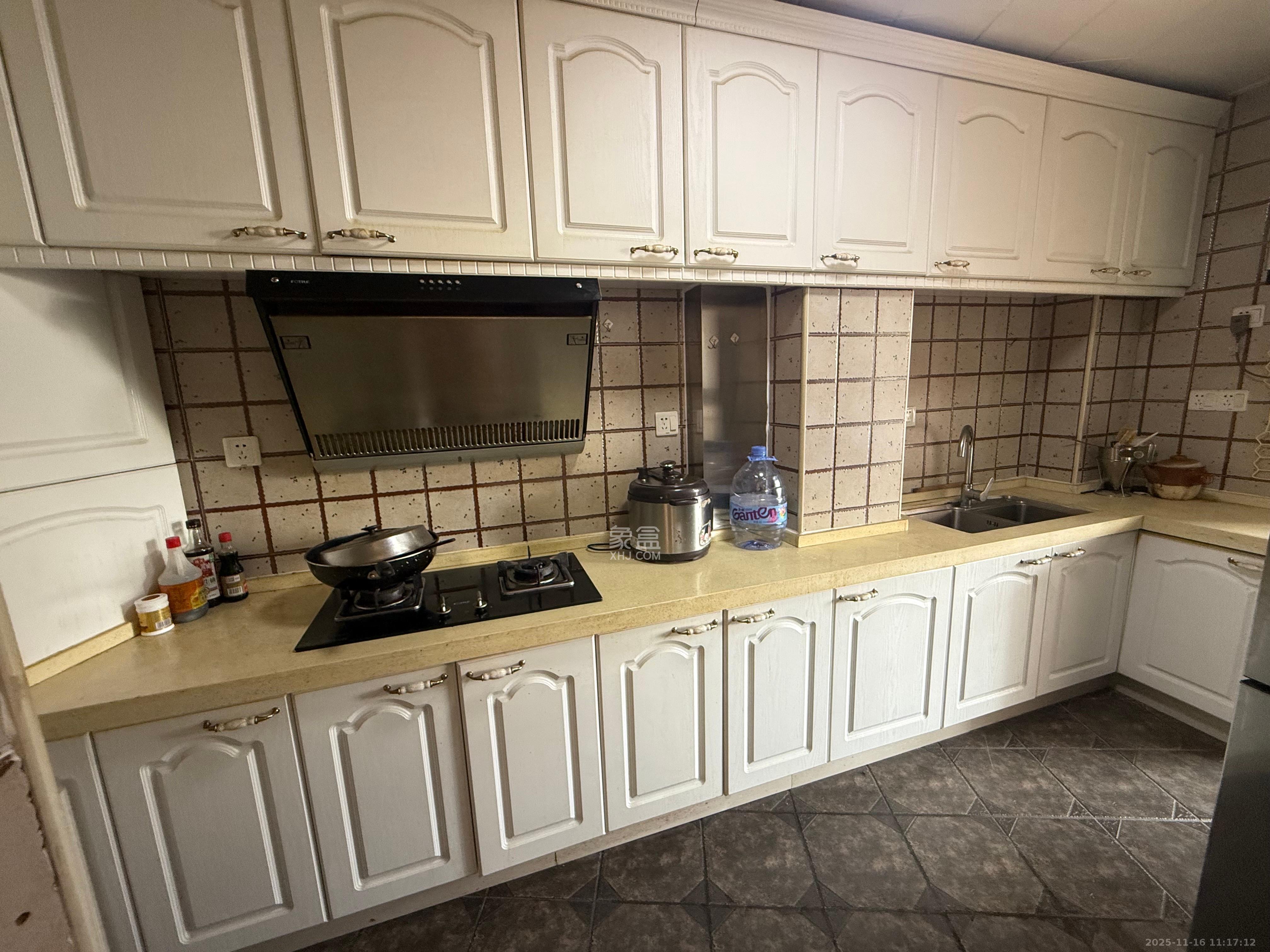 泊爱蓝湾  1室2厅2卫    2400.0元/月室内图