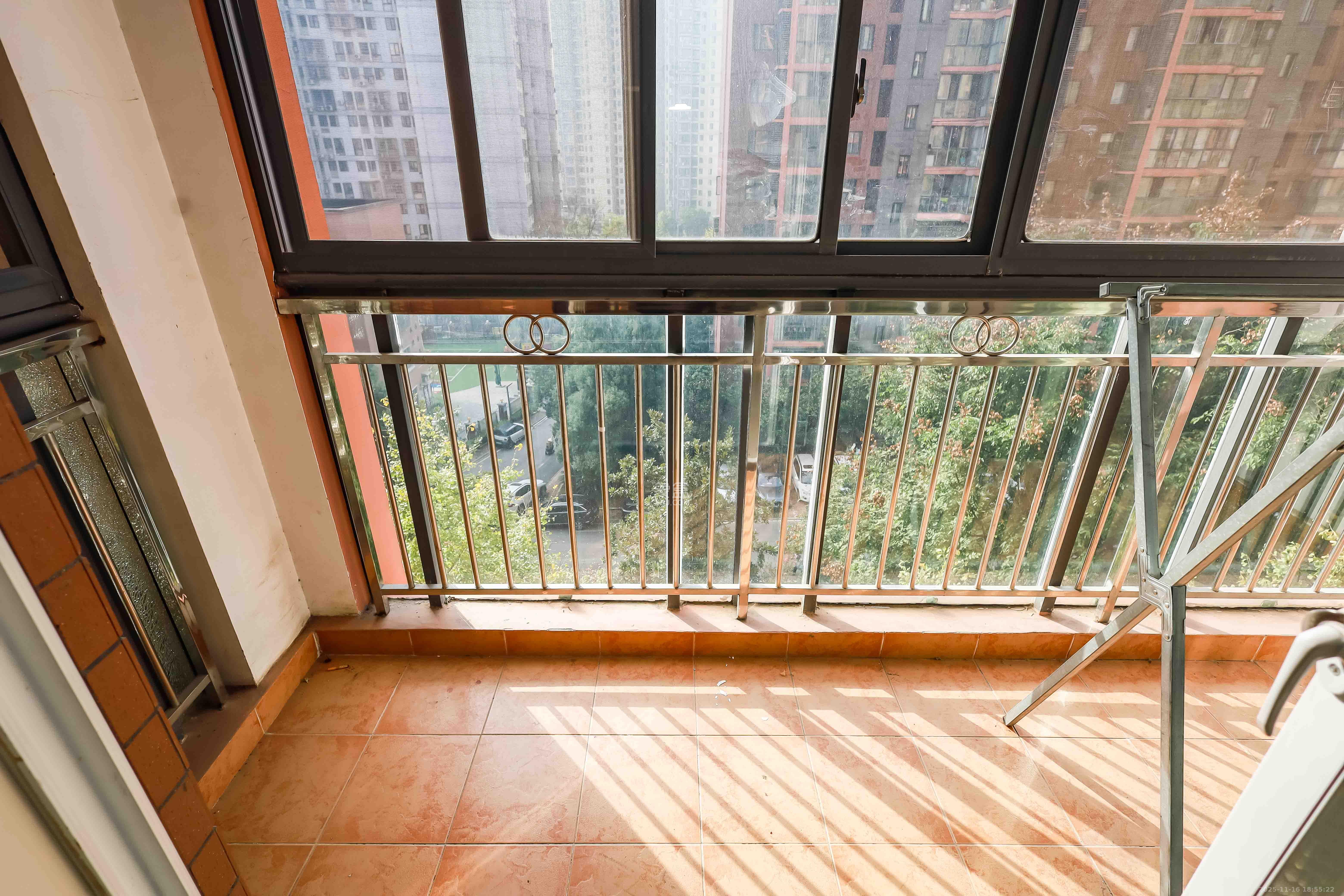 联美品格 3室2厅2卫 83.8万 联美品格 3室2厅2卫 83.8万阳台