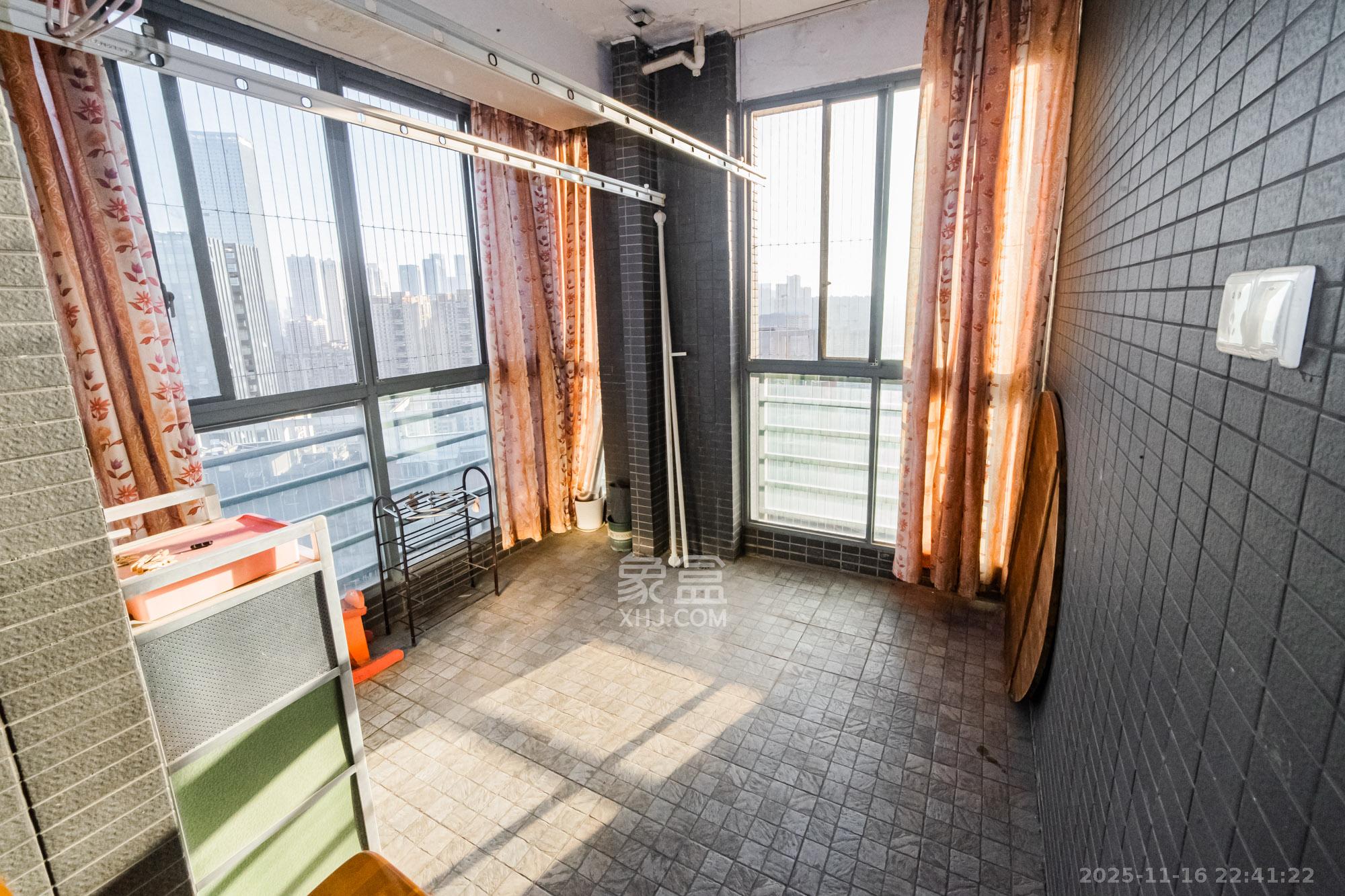 滨江君悦香邸 4室2厅2卫 109.0万 滨江君悦香邸 4室2厅2卫 109.0万阳台