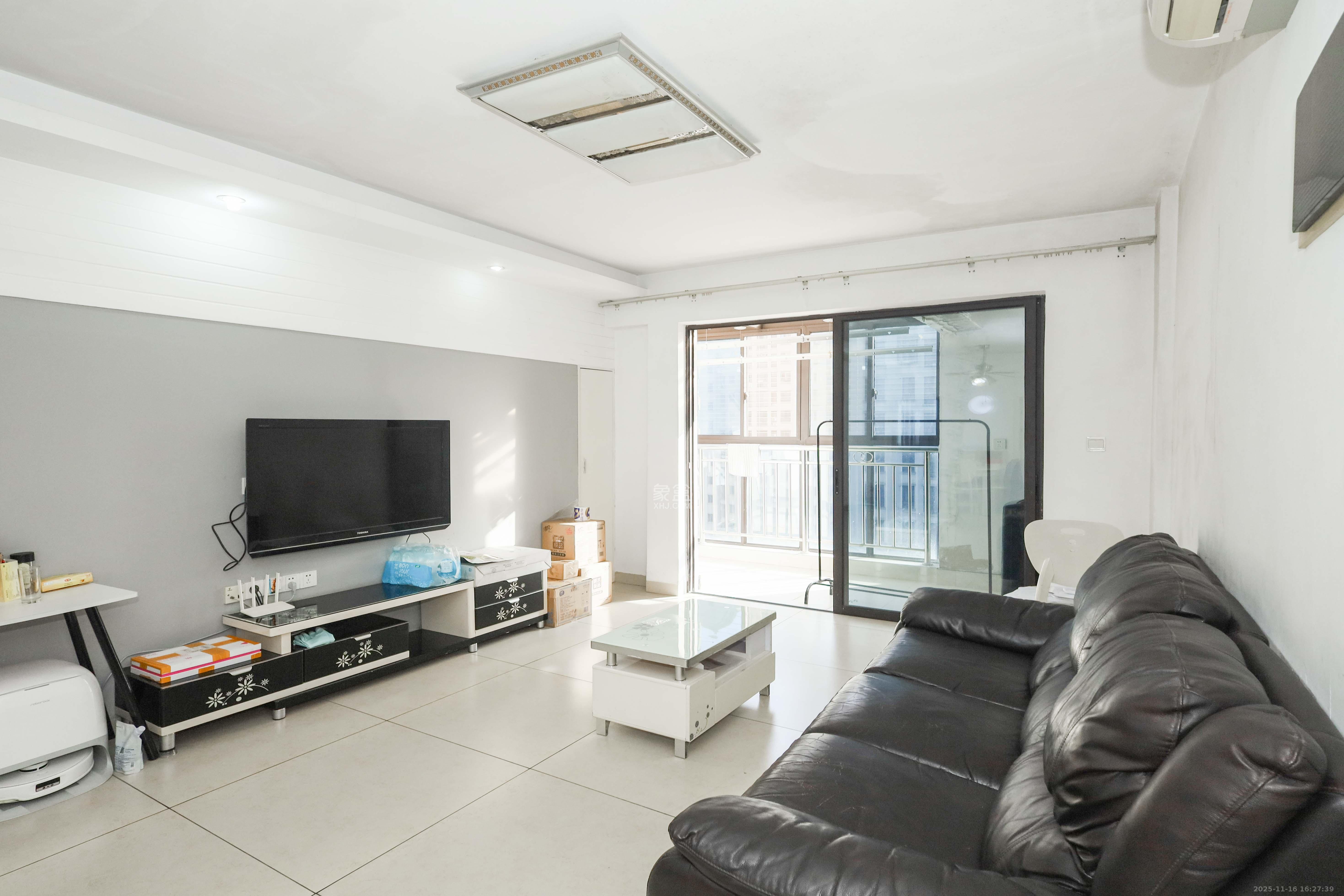 保利麓谷林语E区 3室2厅1卫 63.0万 保利麓谷林语E区 3室2厅1卫 63.0万客厅