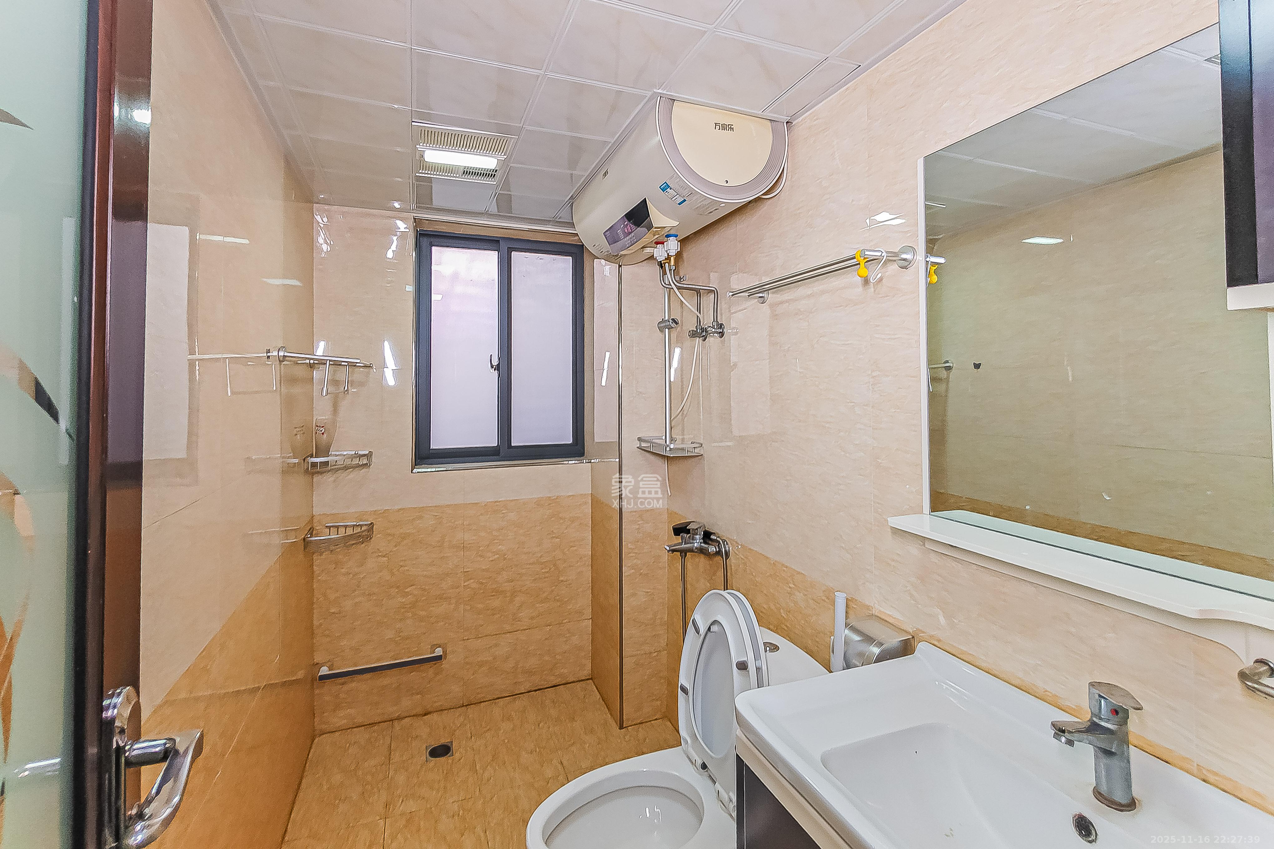 钱隆首府(福晟御园) 3室2厅2卫 135.0万 钱隆首府(福晟御园) 3室2厅2卫 135.0万卫生间