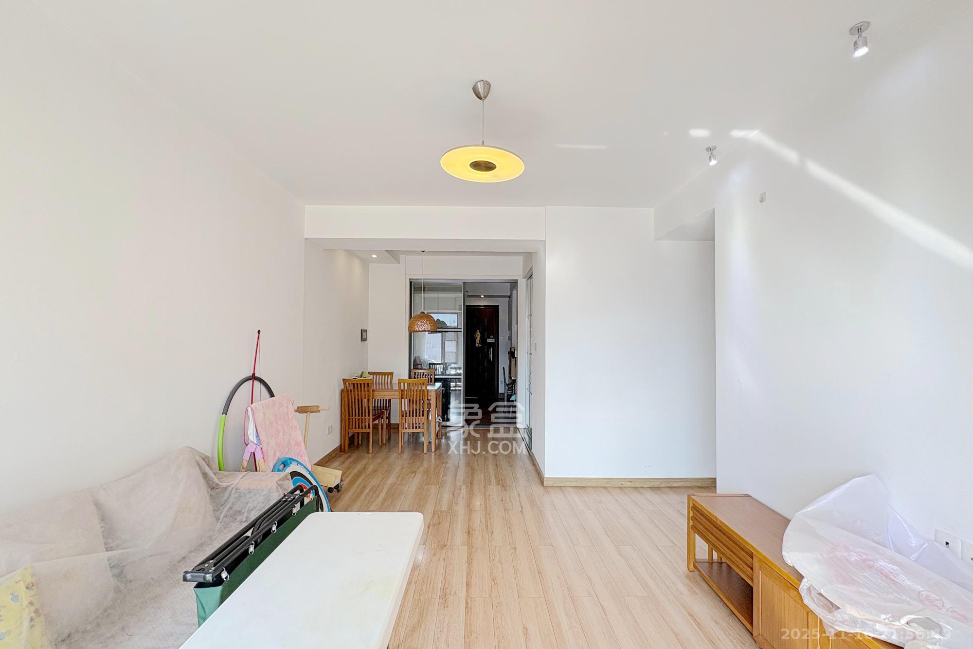 铂宫  3室2厅2卫    138.0万客厅