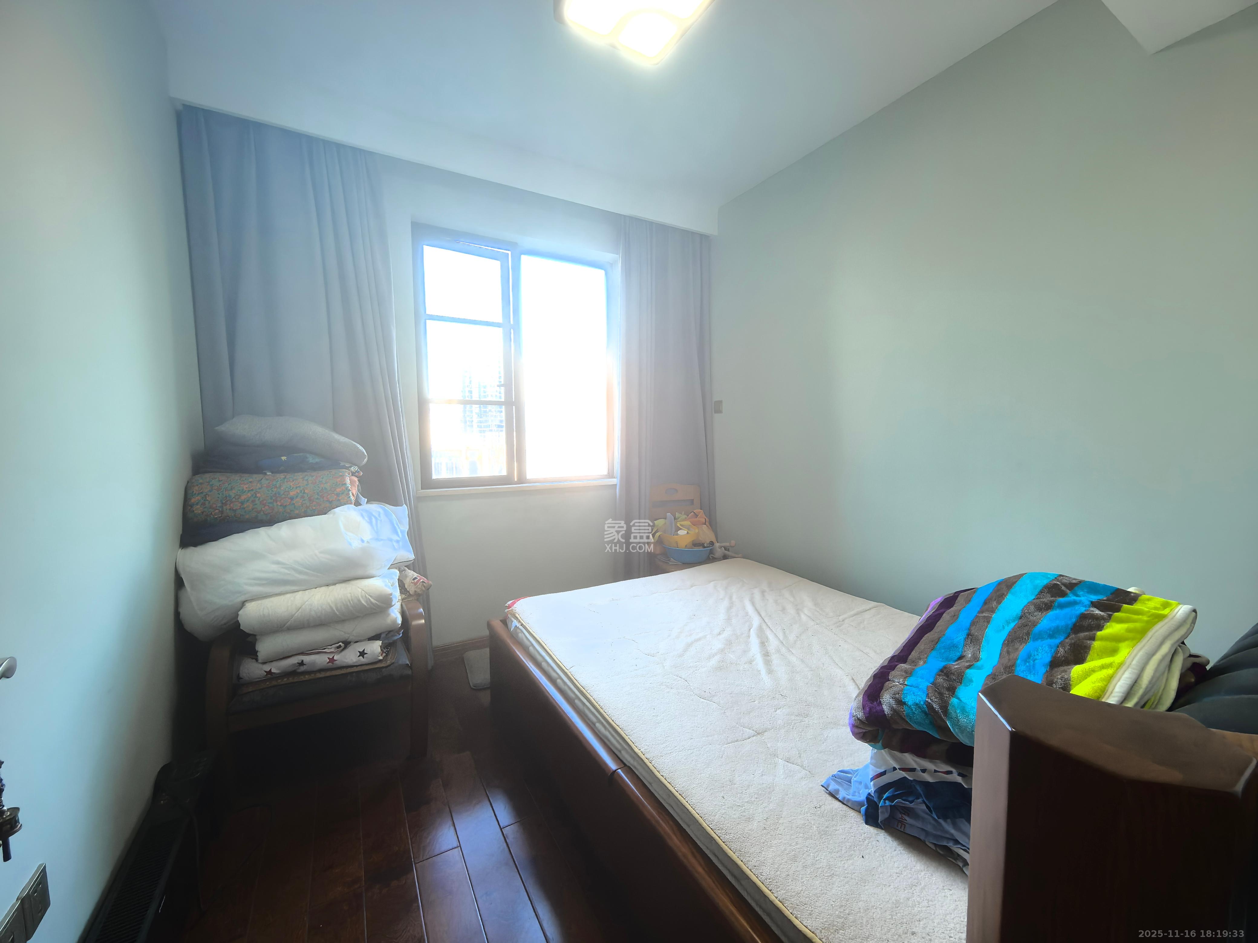 龙湾1号公馆  3室2厅1卫    2600.0元/月