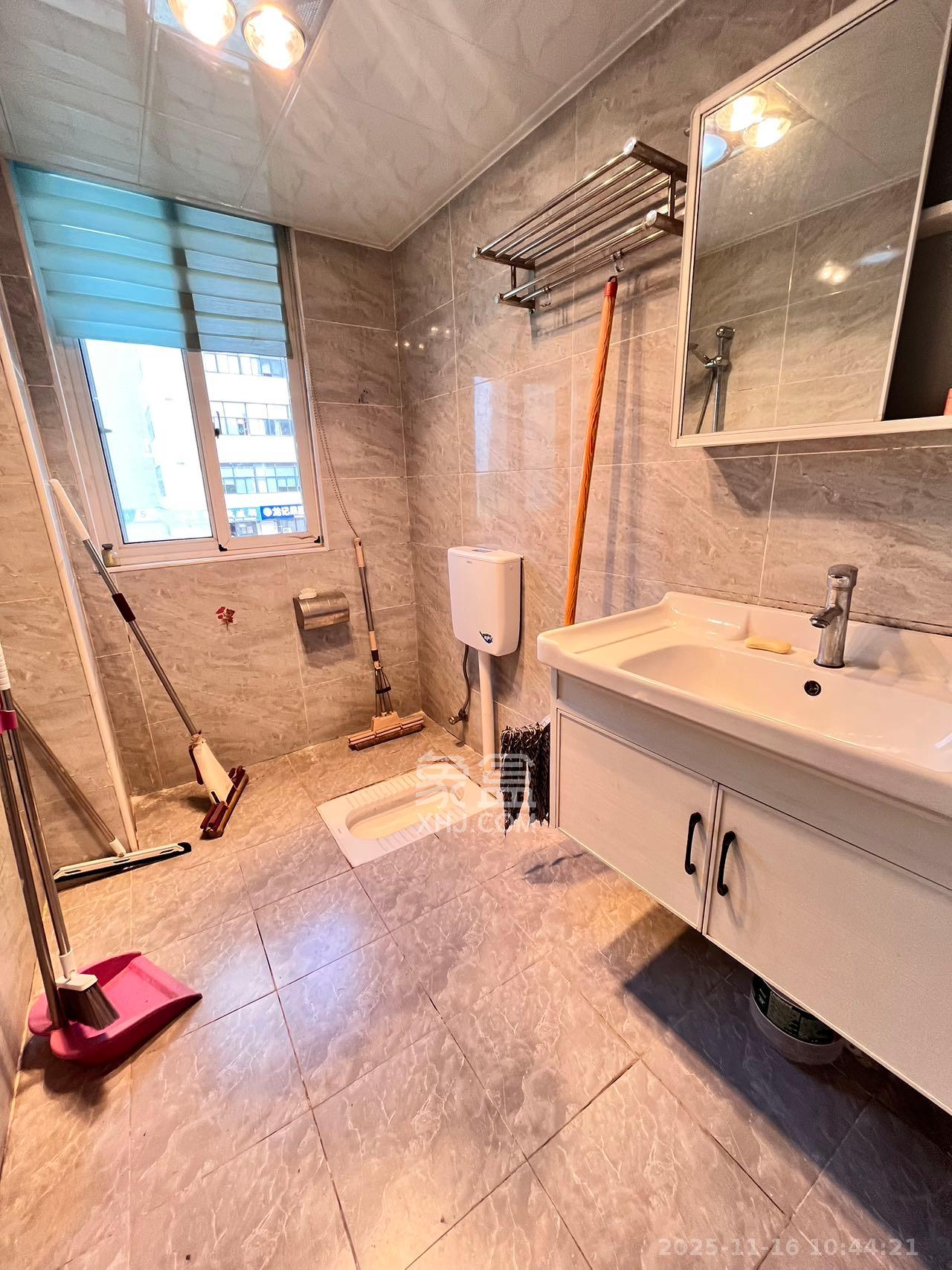 绿地新都会  3室2厅2卫    2200.0元/月室内图