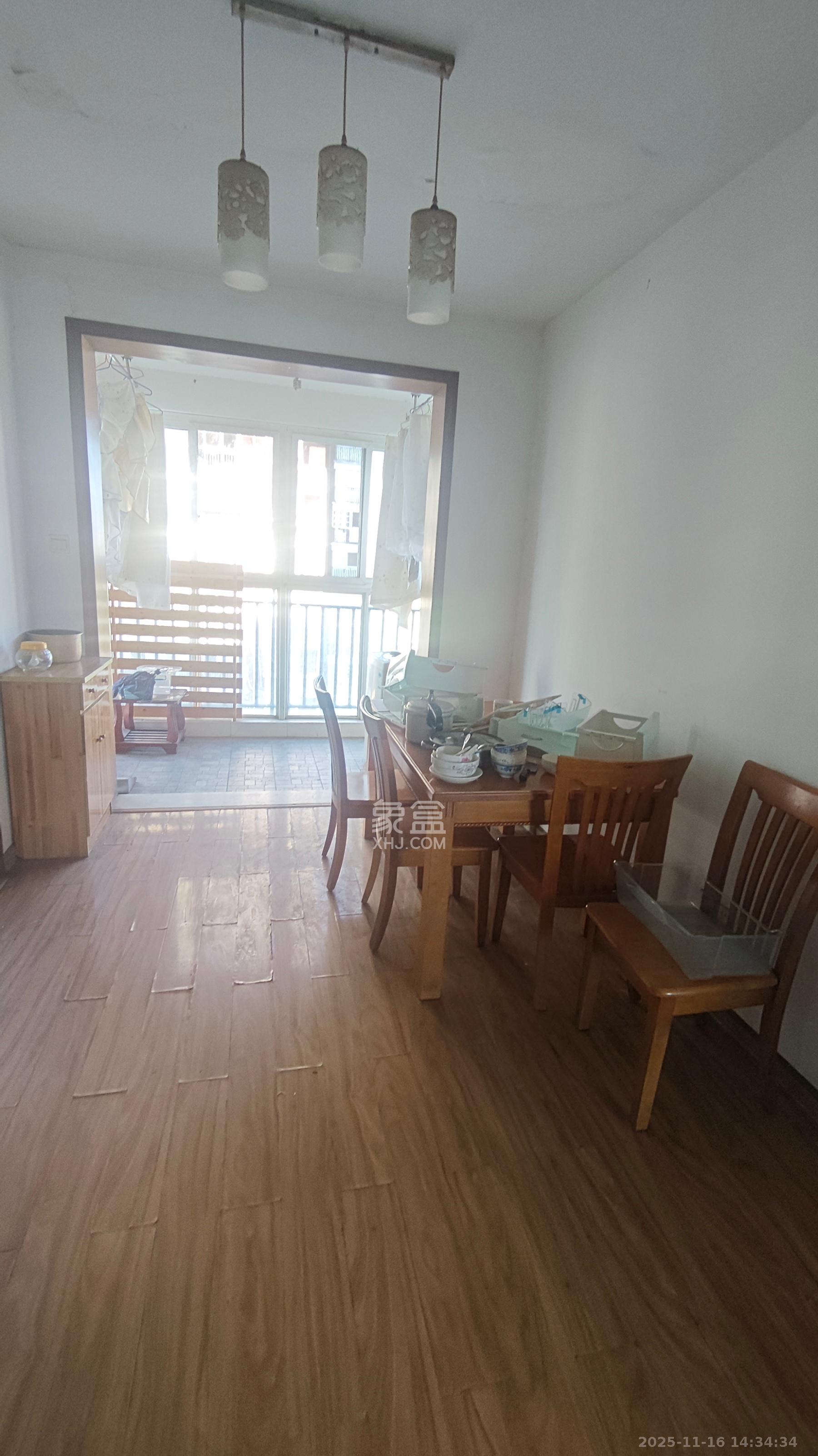 学府华庭  4室2厅2卫    3100.0元/月