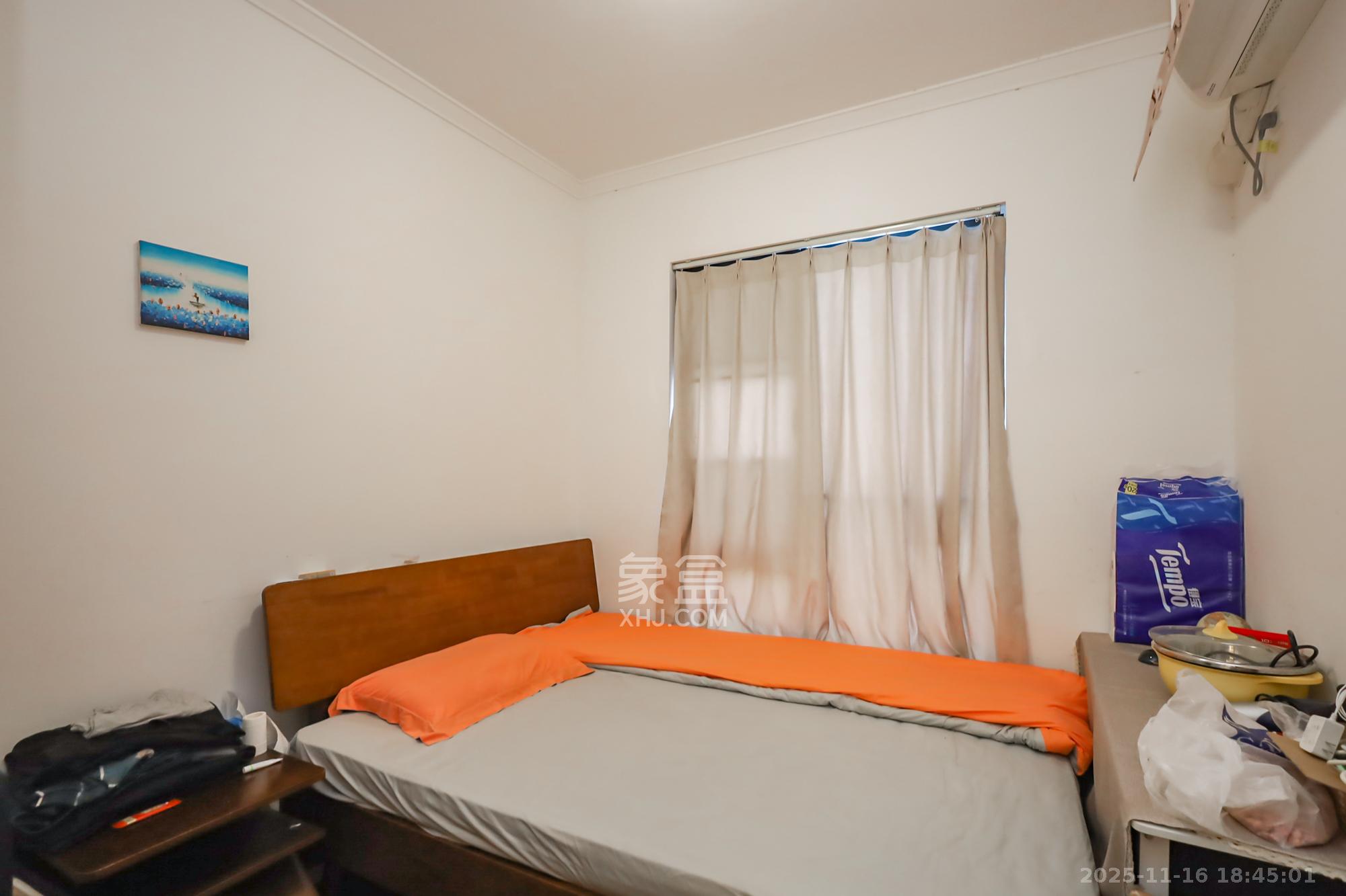 万科里金域国际  4室2厅2卫    220.0万卧室