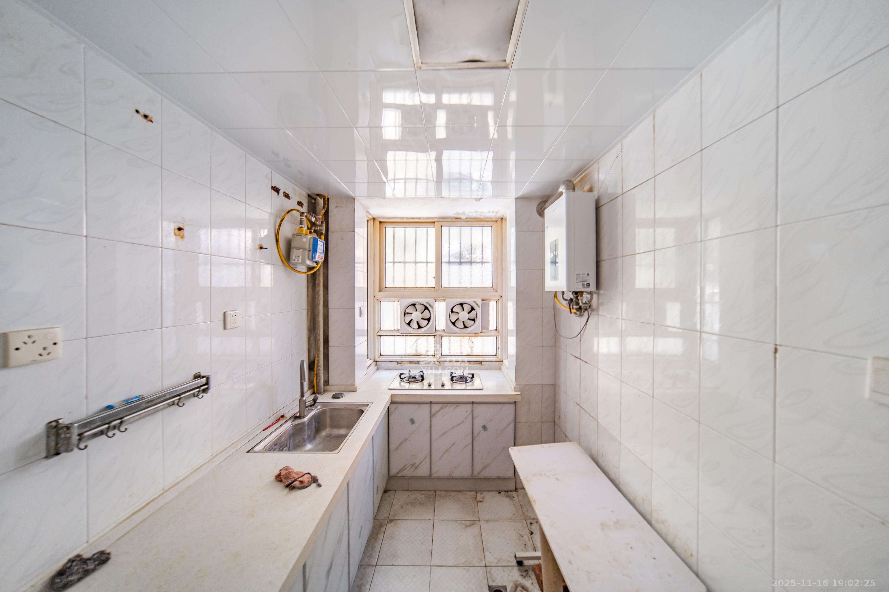 四方小区  3室2厅2卫    70.0万厨房